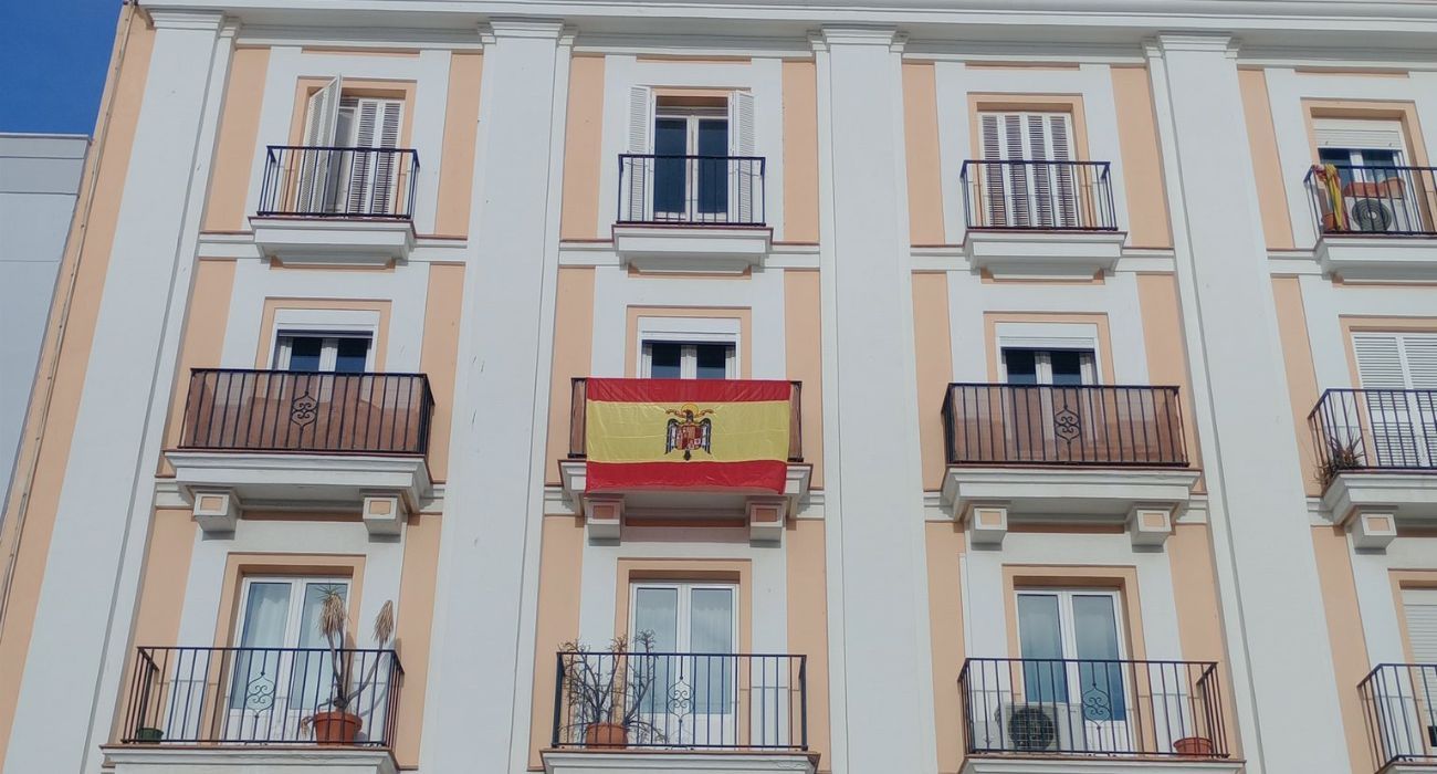 Bandera franquista en un balcón de El Puerto.