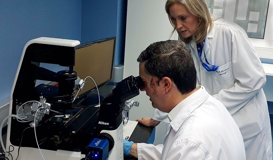 La ginecóloga coordinadora de la unidad, Elena Mantrana, y el coordinador del laboratorio, el embriólogo Ignacio Peral.