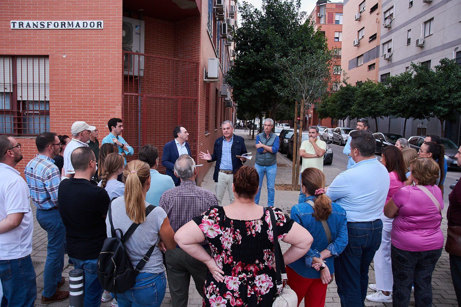 José Luis Sanz en un barrio de Sevilla que protesta por el aumento de criminalidad, antes de ser alcalde.