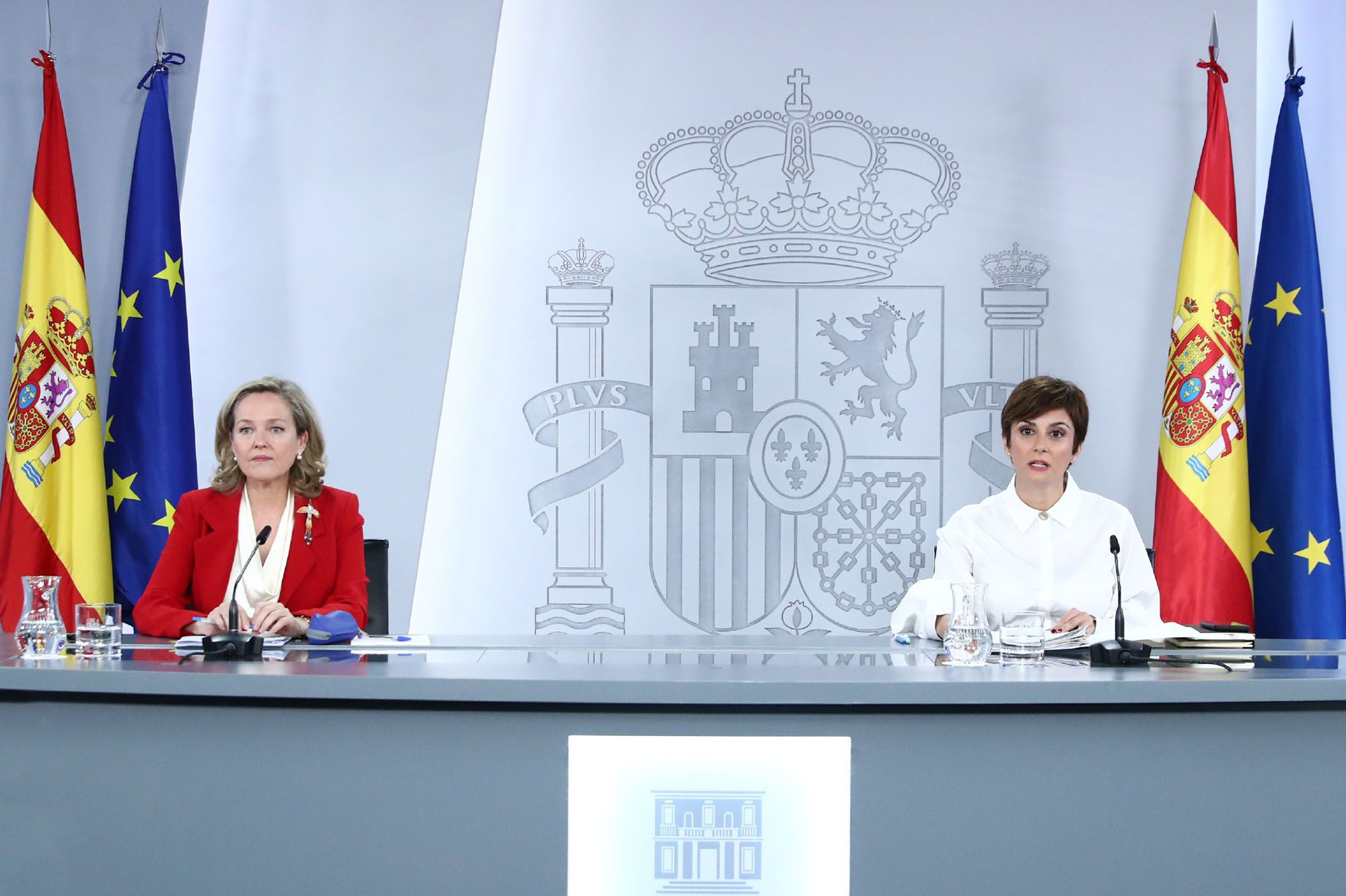 La ministra de Política Territorial y portavoz del Gobierno, Isabel Rodríguez, y la vicepresidenta primera y ministra de Asuntos Económicos y Transformación Digital, Nadia Calviño. Pool Moncloa/Fernando Calvo. La Moncloa La ministra de Política Territorial y portavoz del Gobierno, Isabel Rodríguez, y la vicepresidenta primera y ministra de Asuntos Económicos y Transformación Digital, Nadia Calviño. Pool Moncloa/Fernando Calvo. La Moncloa
