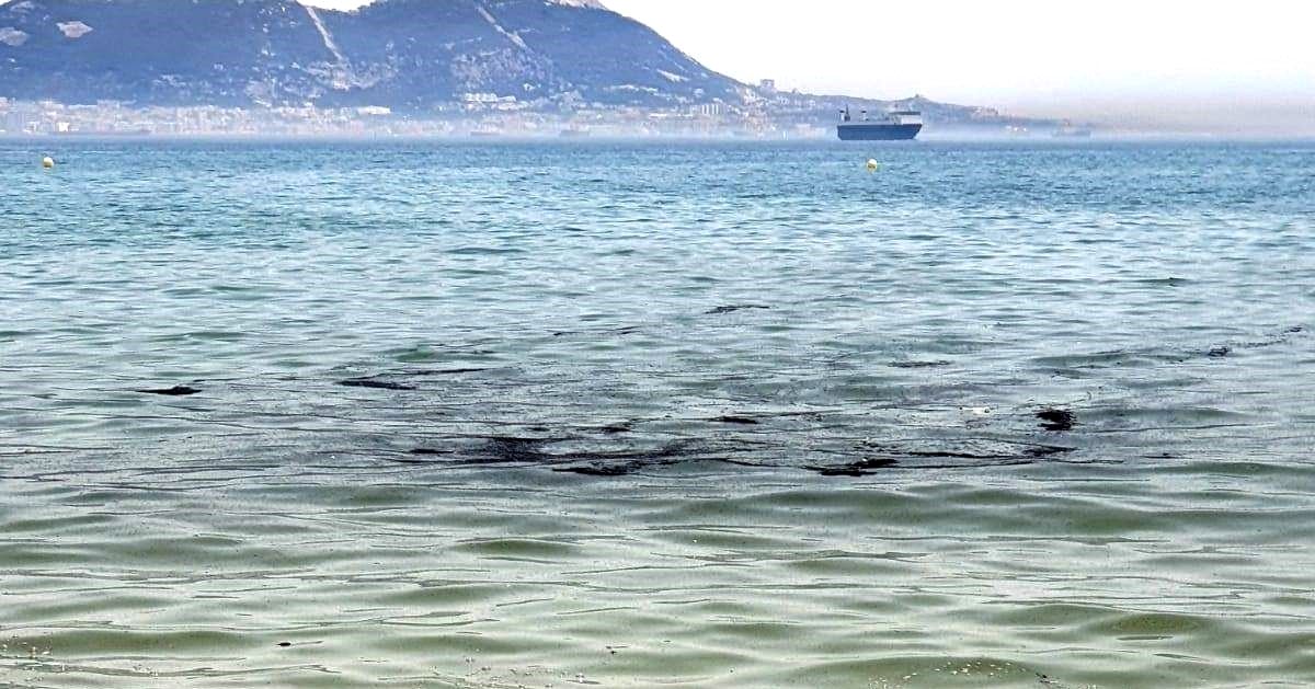Una imagen del agua contaminada en la Bahía de Algeciras. FOTO: VERDEMAR-ECOLOGISTAS.