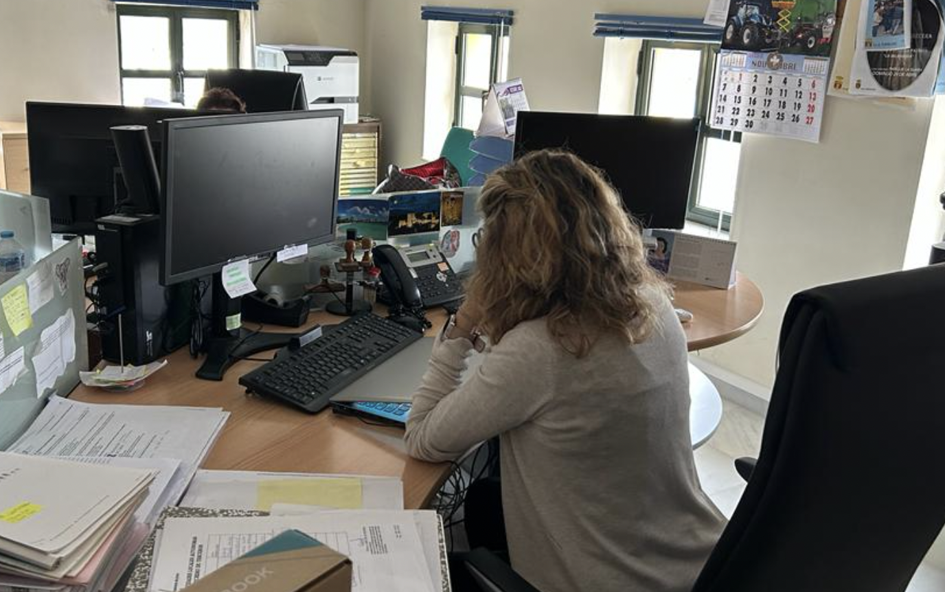 Una trabajadora en un Ayuntamiento. 