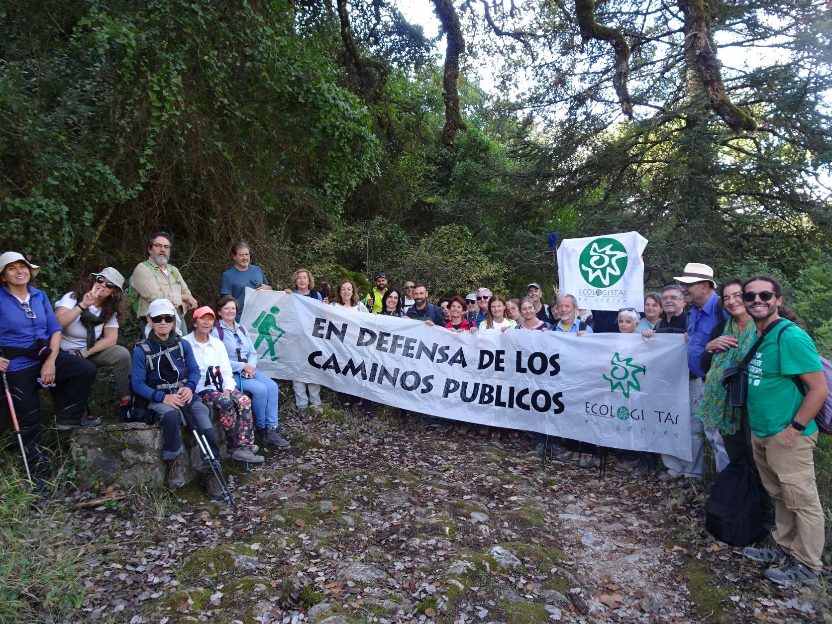 Ecologistas inaugurando el sendero entre El Bosque y Grazalema.