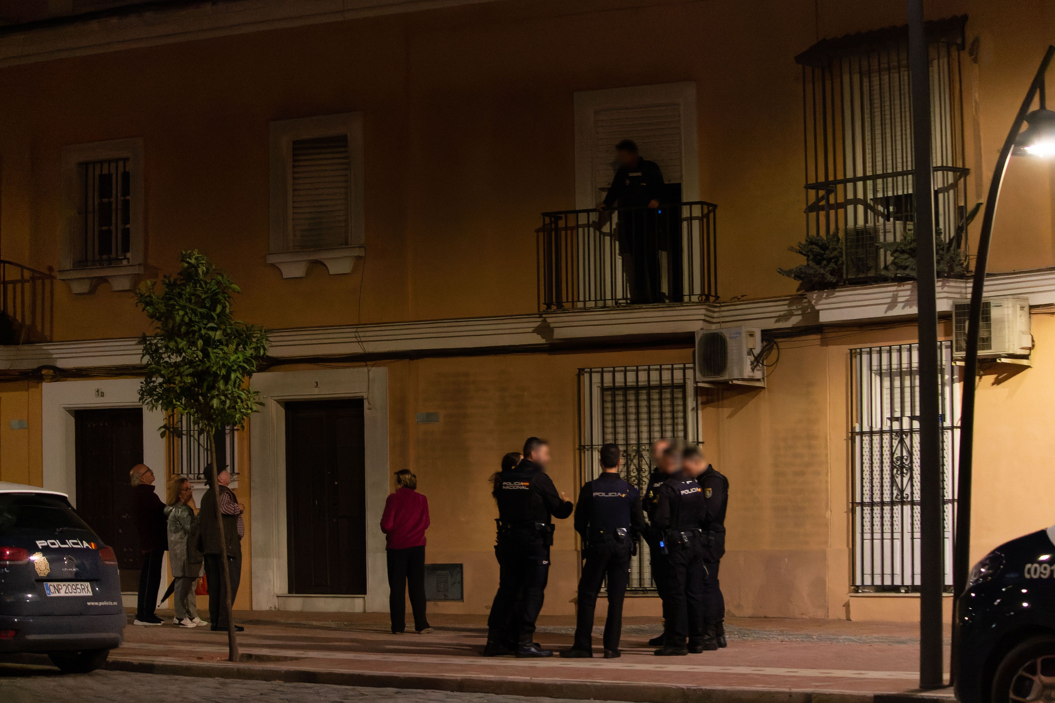Agentes de la Policía durante la intervención contra una ocupación ilegal, en la tarde-noche de este pasado sábado, en el piso de la calle Puerto en Jerez.