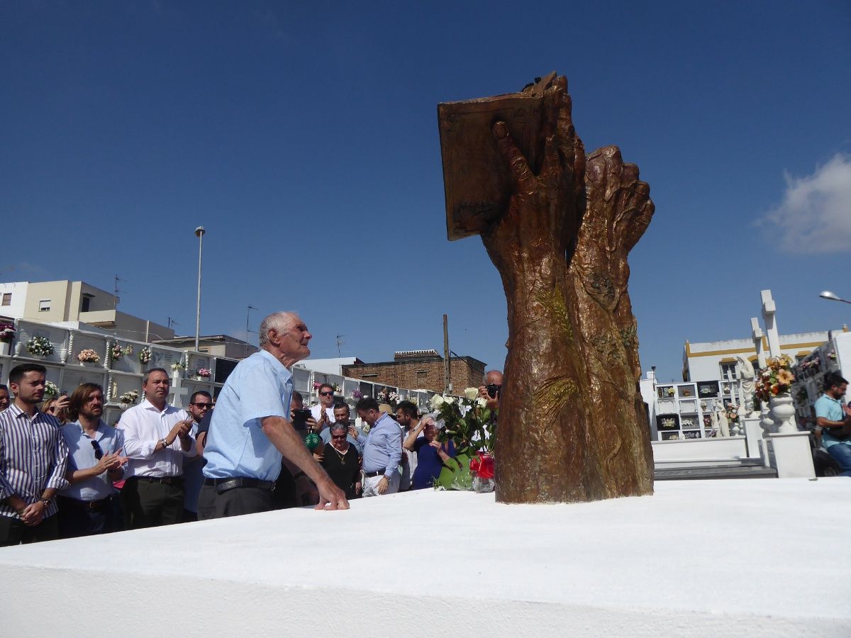 Luis Vega observa la escultura realizada en el cementerio de Paterna