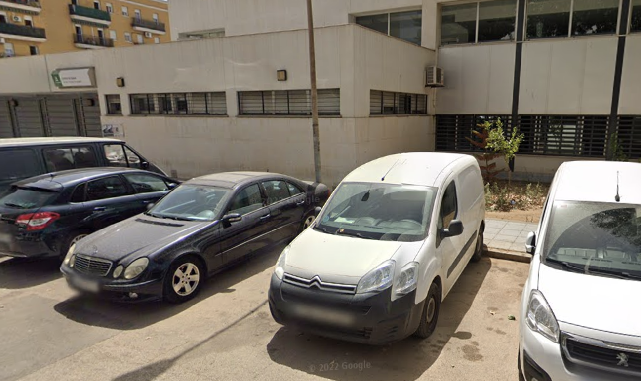 Centro de Salud Poniente, en La Línea, donde se produjo el atentado contra el médico, en una imagen de Google Maps.