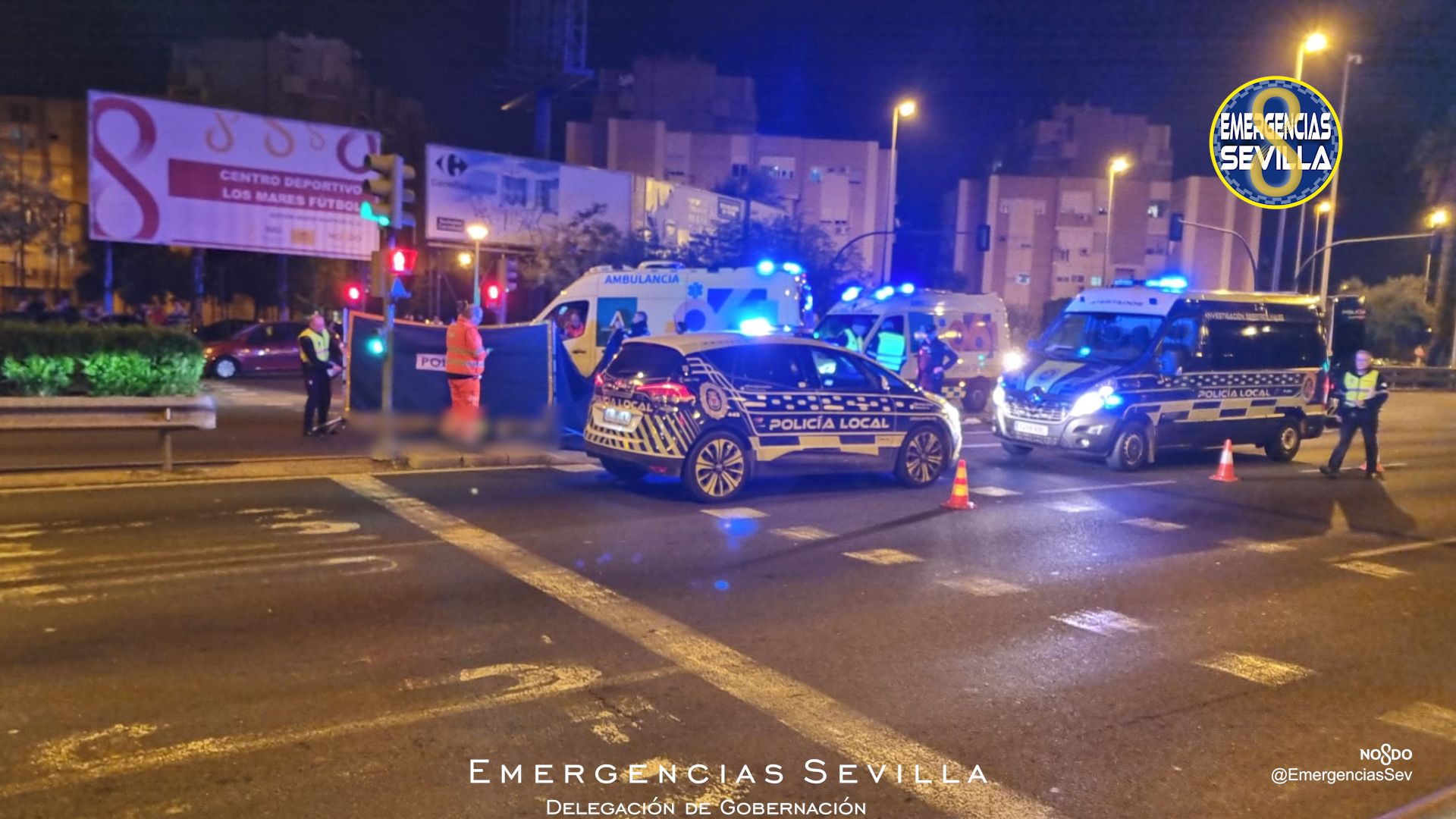 Los servicios de emergencia y la Policía Local de Sevilla, tras el accidente.