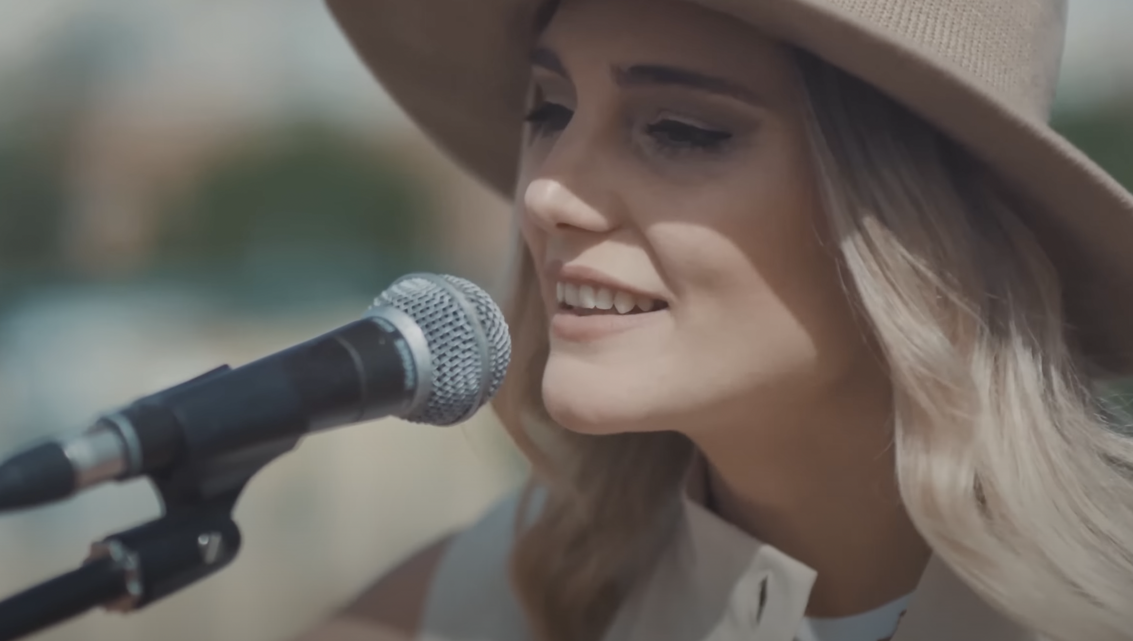 La artista portuense Natalia Neva, nominada en los premios Tik tok, en uno de sus videoclips.