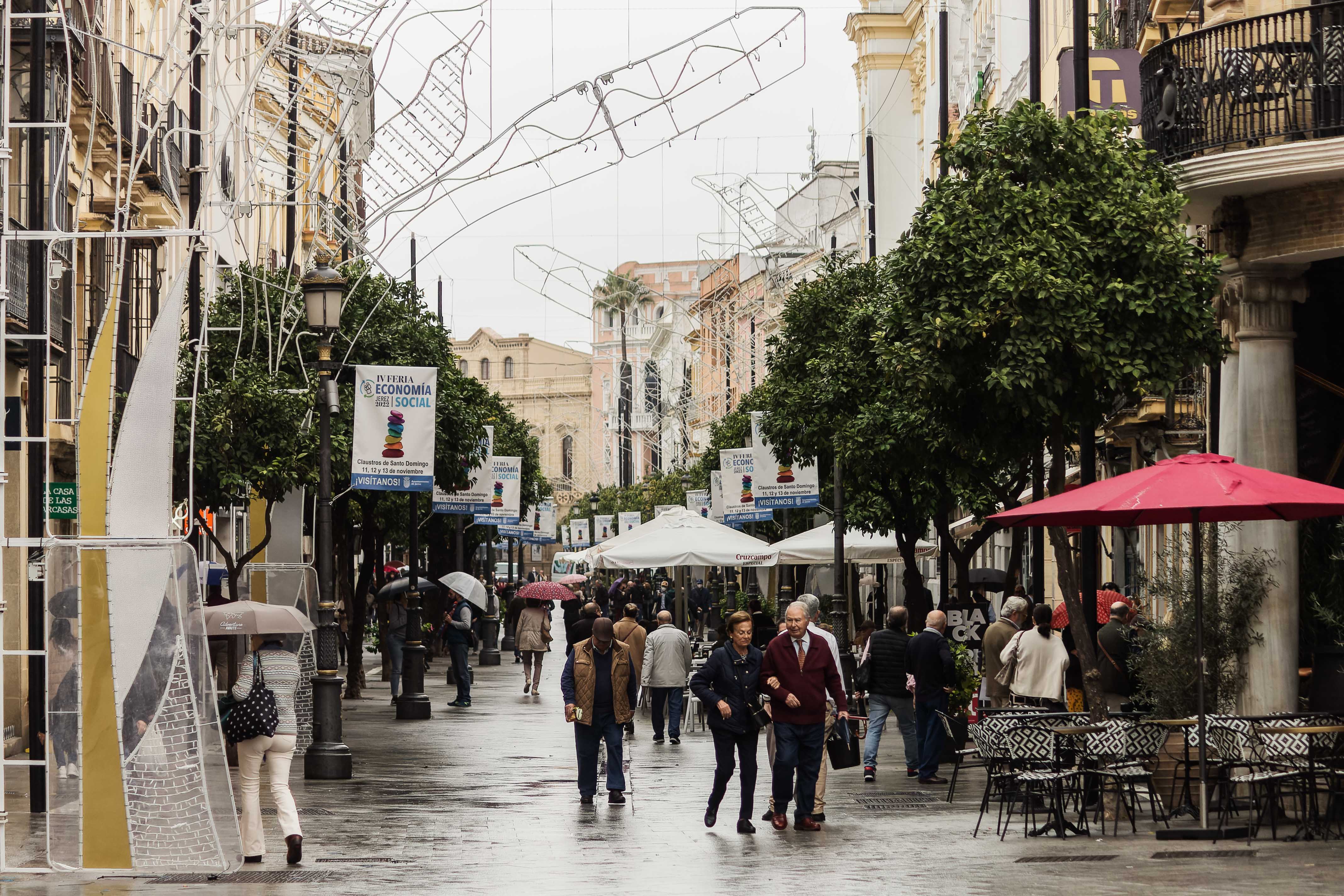 Árboles luminosos que decorarán esta Navidad la calle Larga de Jerez, este miércoles. Árboles luminosos que decorarán esta Navidad la calle Larga de Jerez, este miércoles.
