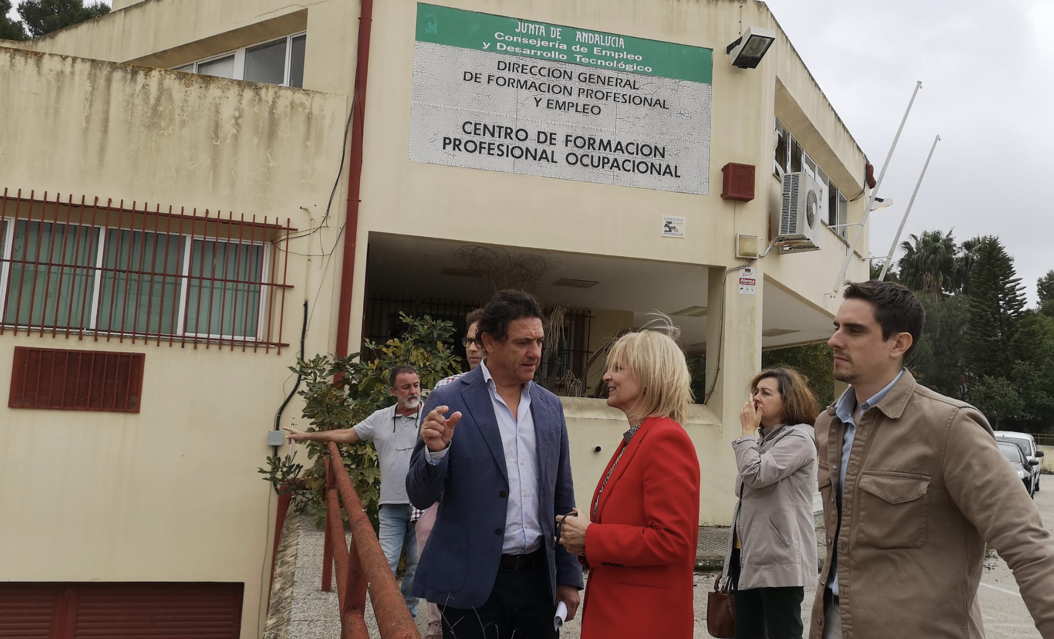 El responsable territorial de Empleo, Daniel Sánchez, y la presidenta del PP jerezano María José García-Pelayo visitan las instalaciones de San Juan de Dios, abandonadas desde 2017.  