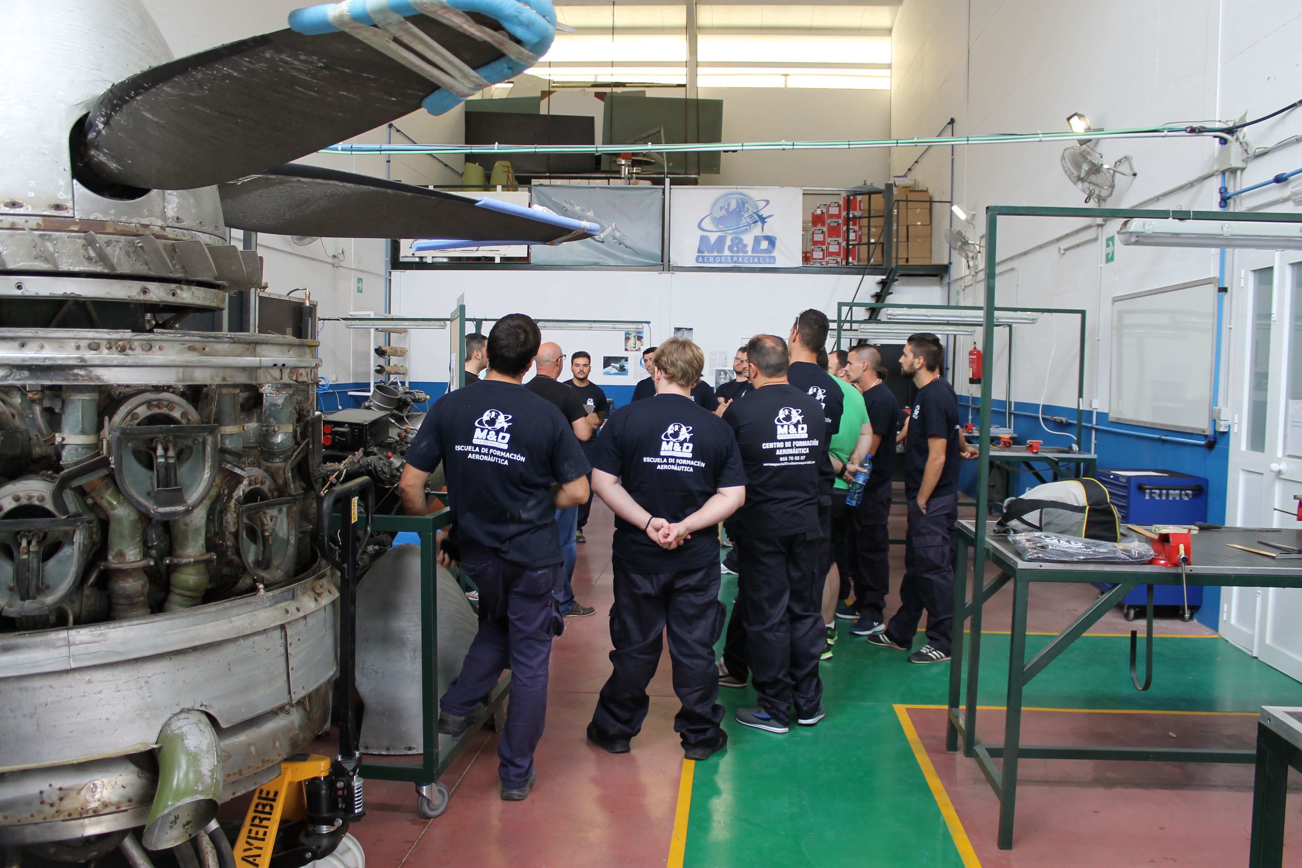 Alumnos en prácticas de M&D Aeroespacial, una de las empresas que trabaja en la provincia de Cádiz.