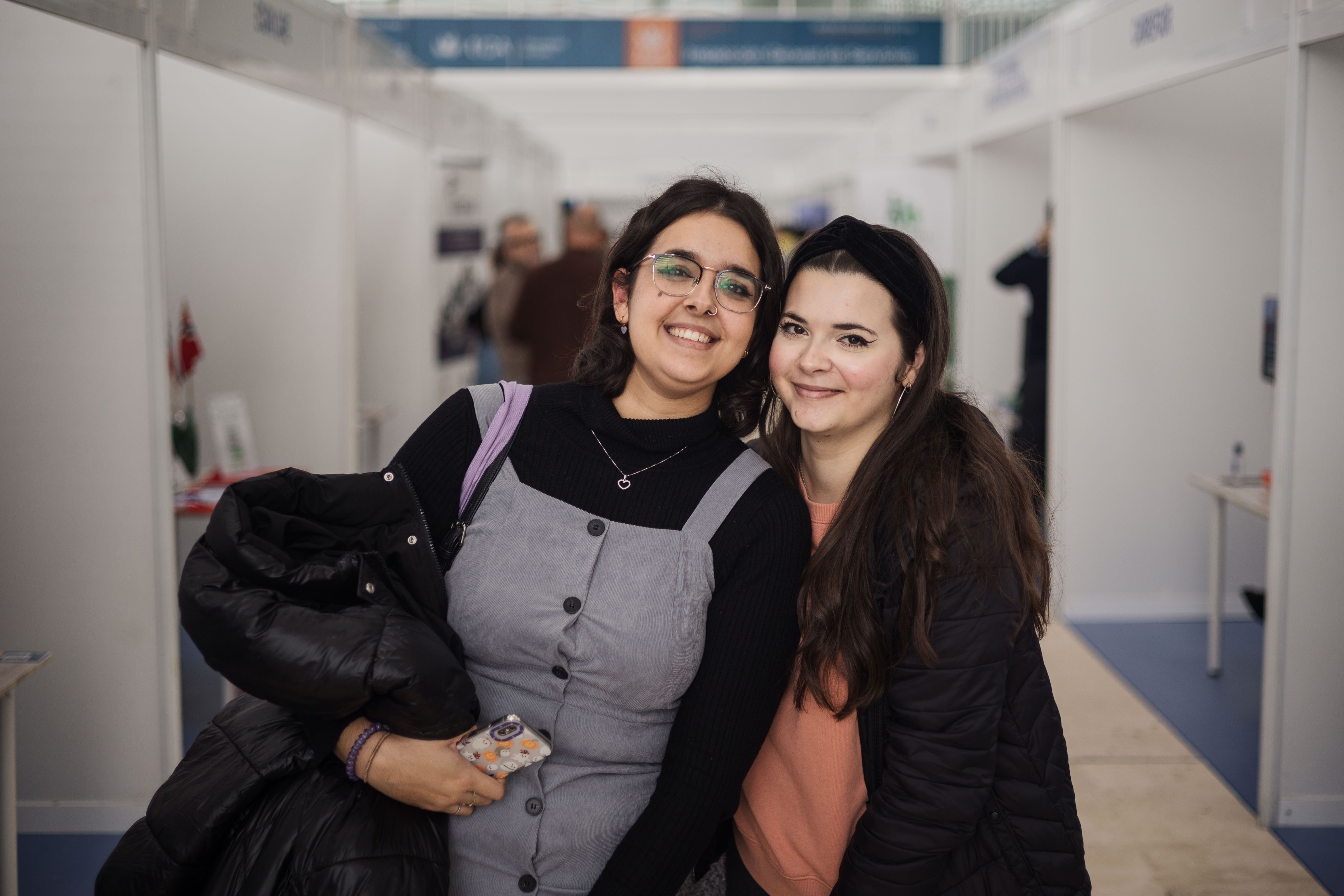 Lucía y Andrea en la Feria de Empleo de la UCA.