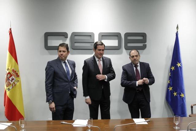 Lorenzo Amor, a la izquierda de Antonio Garamendi (en el centro), seguirá siendo una de las piezas clave de la junta directiva de la CEOE