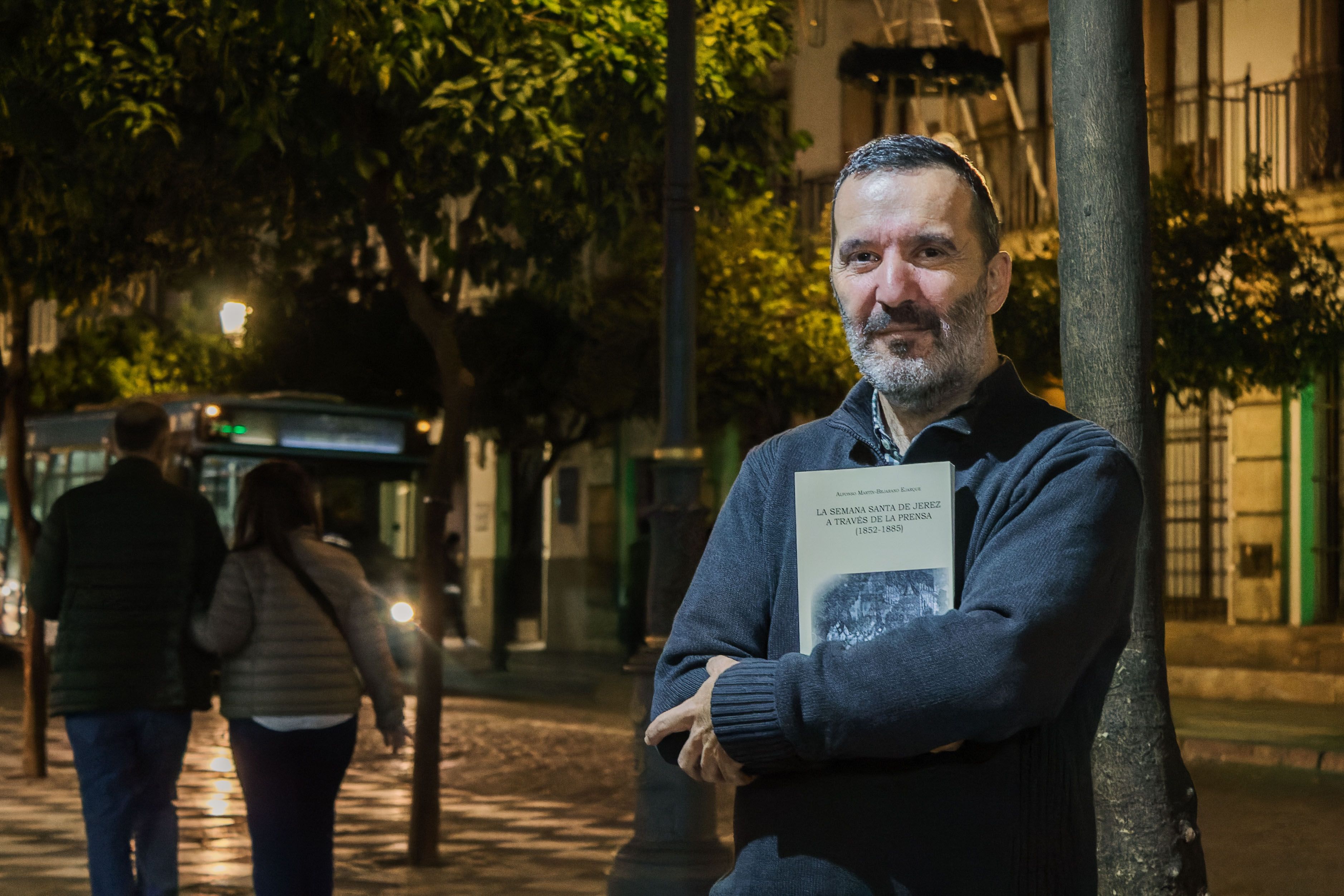 Alfonso Martín-Bejarano posando con el libro que ha publicado.