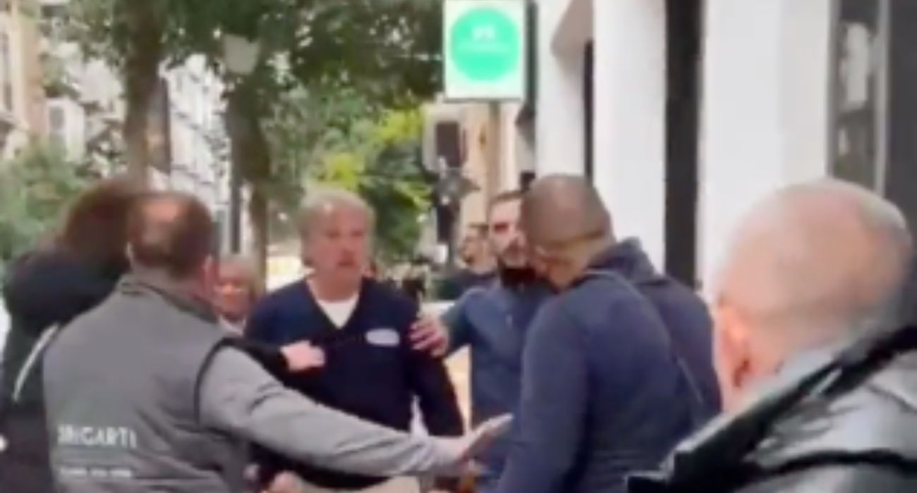 El hombre, fuera de control, agrede a un conductor e insulta a varias mujeres.