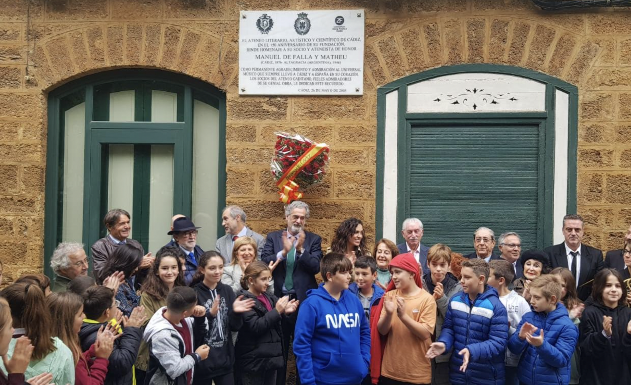 Homenaje a Manuel de Falla a las puertas de su casa natal en la plaza Mina, en Cádiz.
