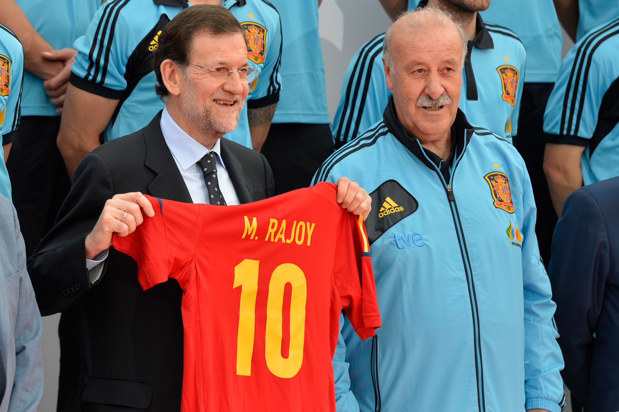 Rajoy con una camiseta de la selección en su etapa como presidente.