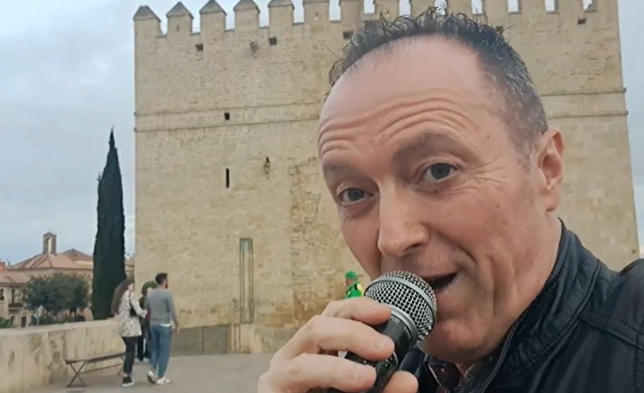 Toni Rivas cantando sevillanas en el Puente Romano de Córdoba. 