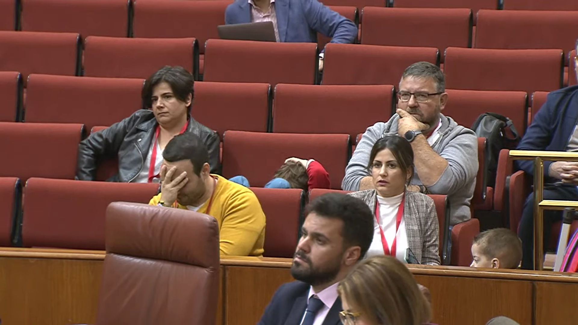 Los padres de Adrián y Abel en el Parlamento, dos niños con enfermedades raras. Los padres de Adrián y Abel en el Parlamento, dos niños con enfermedades raras.