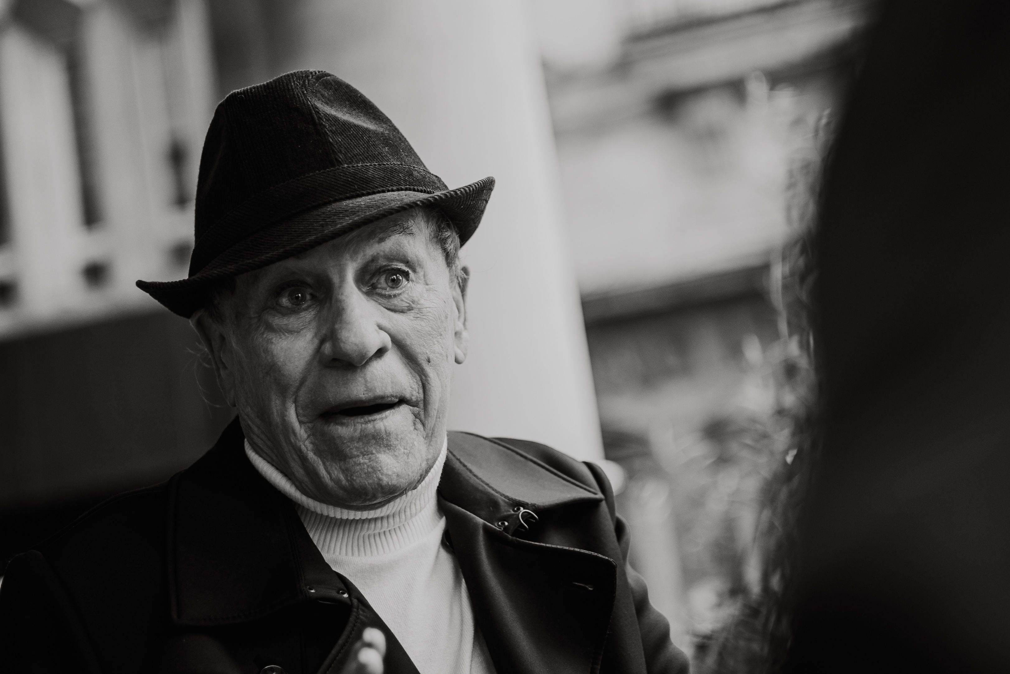 Siempre tocado con una mascota y gafas de sol, que se las quitó para posar.     MANU GARCÍA 