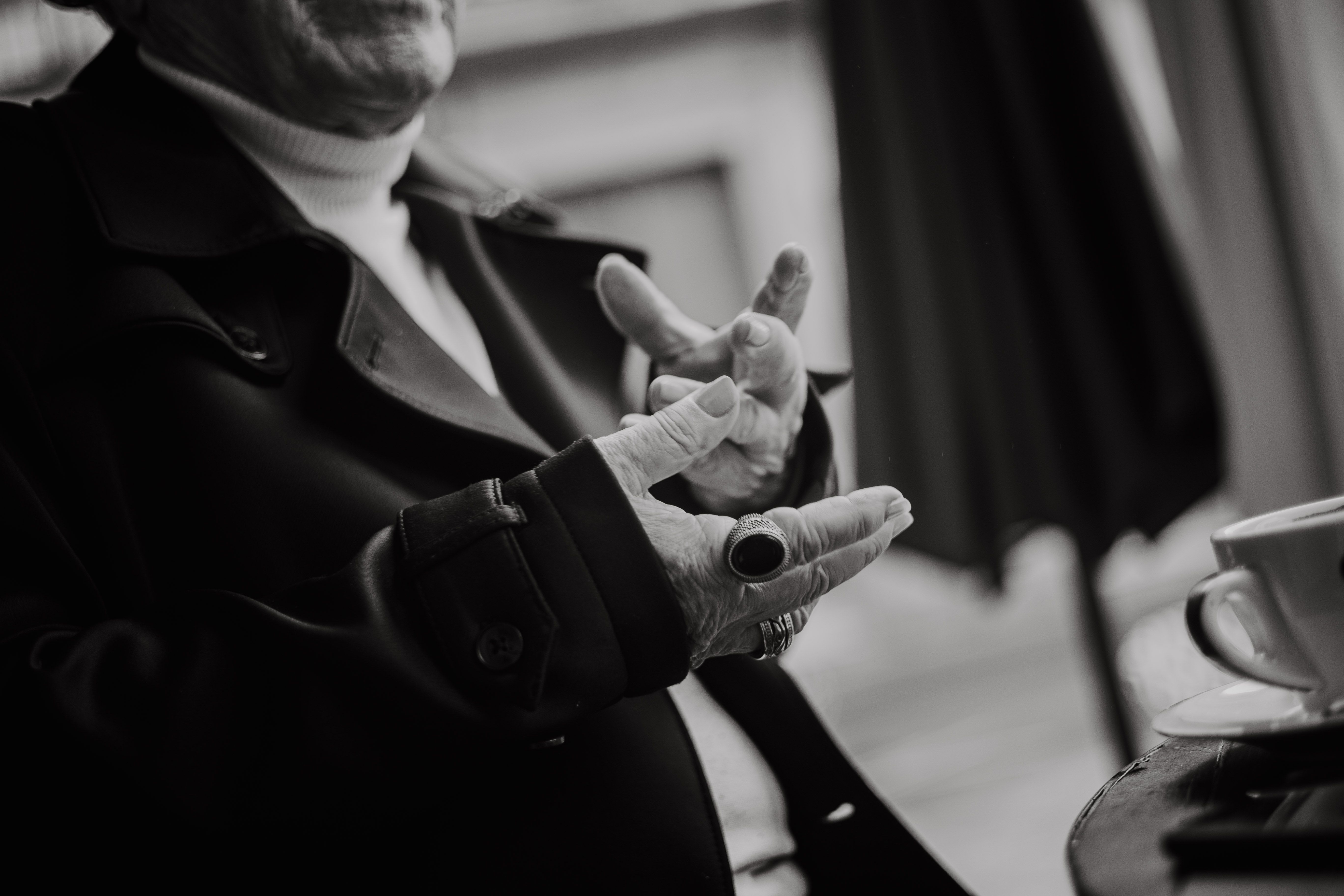 Un gesto y las manos de Antonio, dedos que sujetaron muchos años unos palillos.MANU GARCÍA 