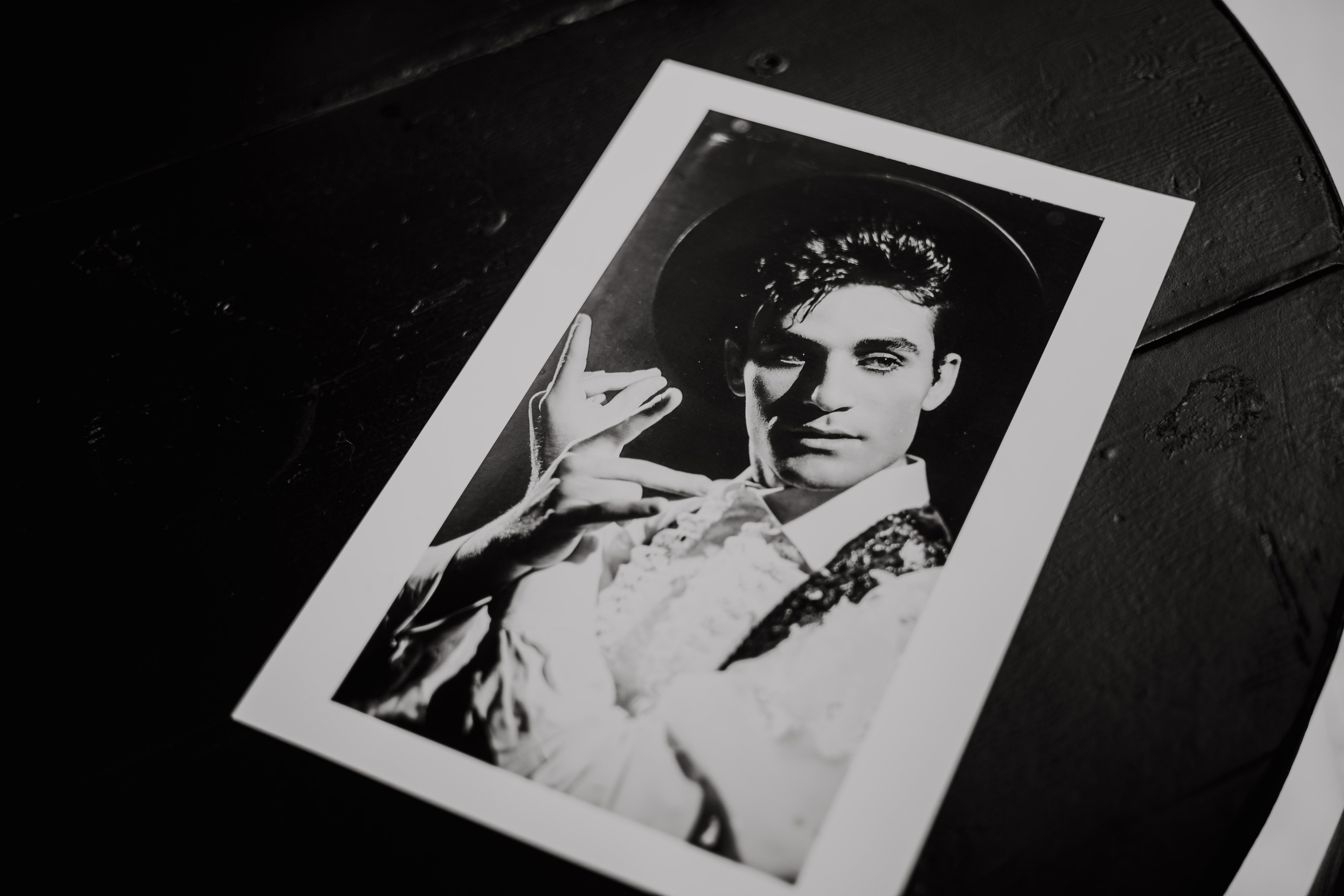 Antonio muestra una fotografía de él con muchos años menos. MANU GARCÍA