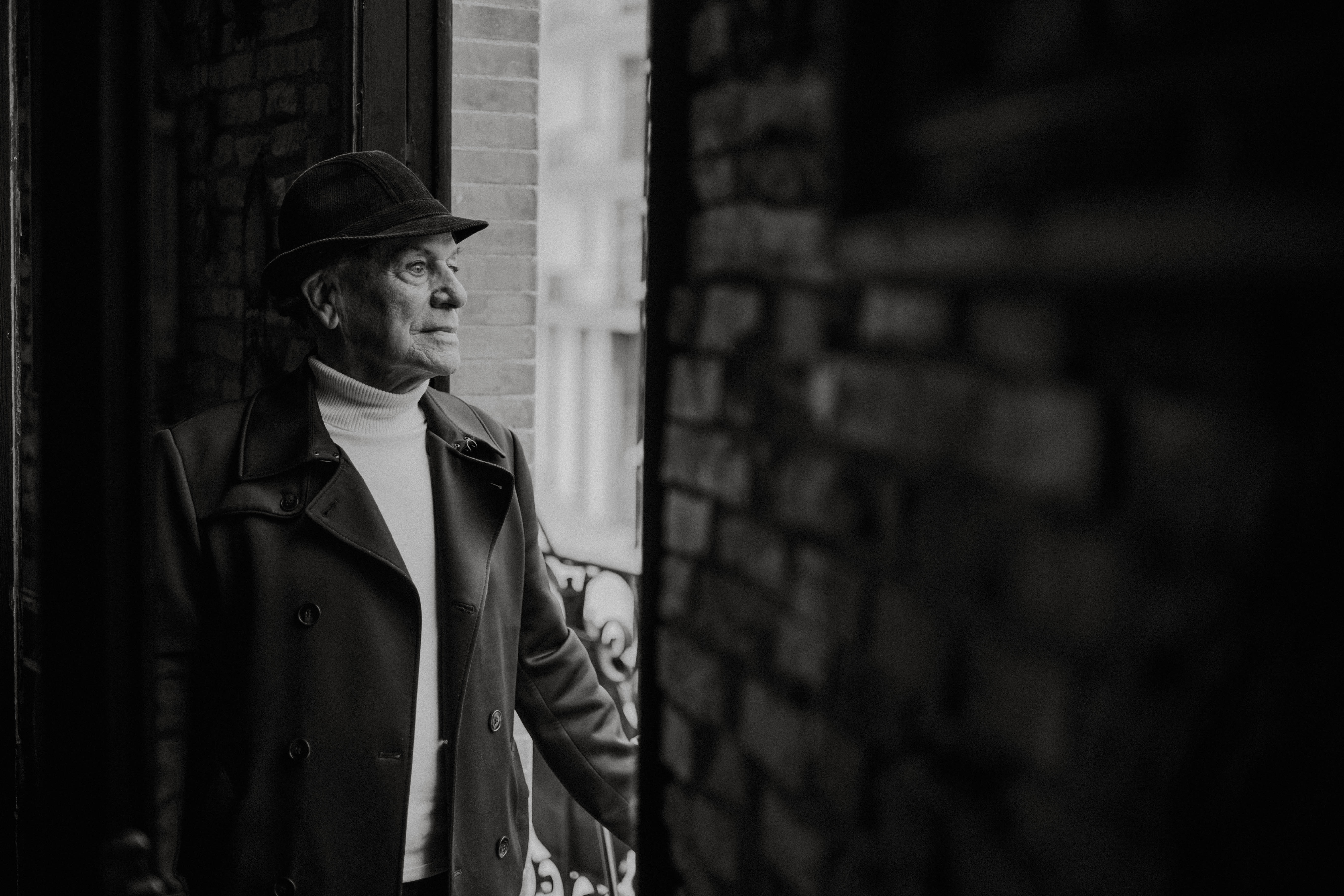 El artista en un balcón que asoma a la Lancería.