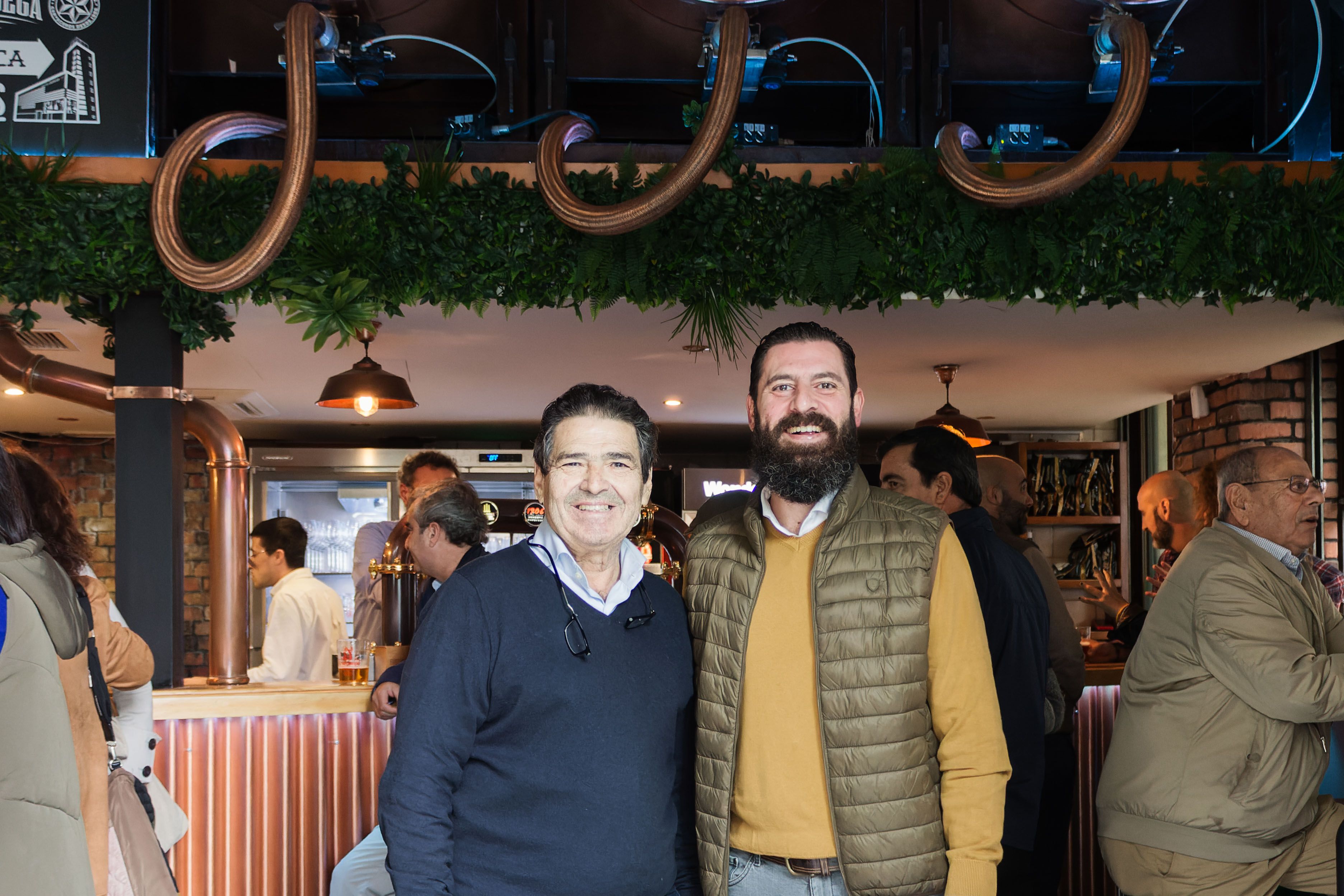 Pepe y su hijo Dani, este pasado jueves, en la puerta del Gorila.