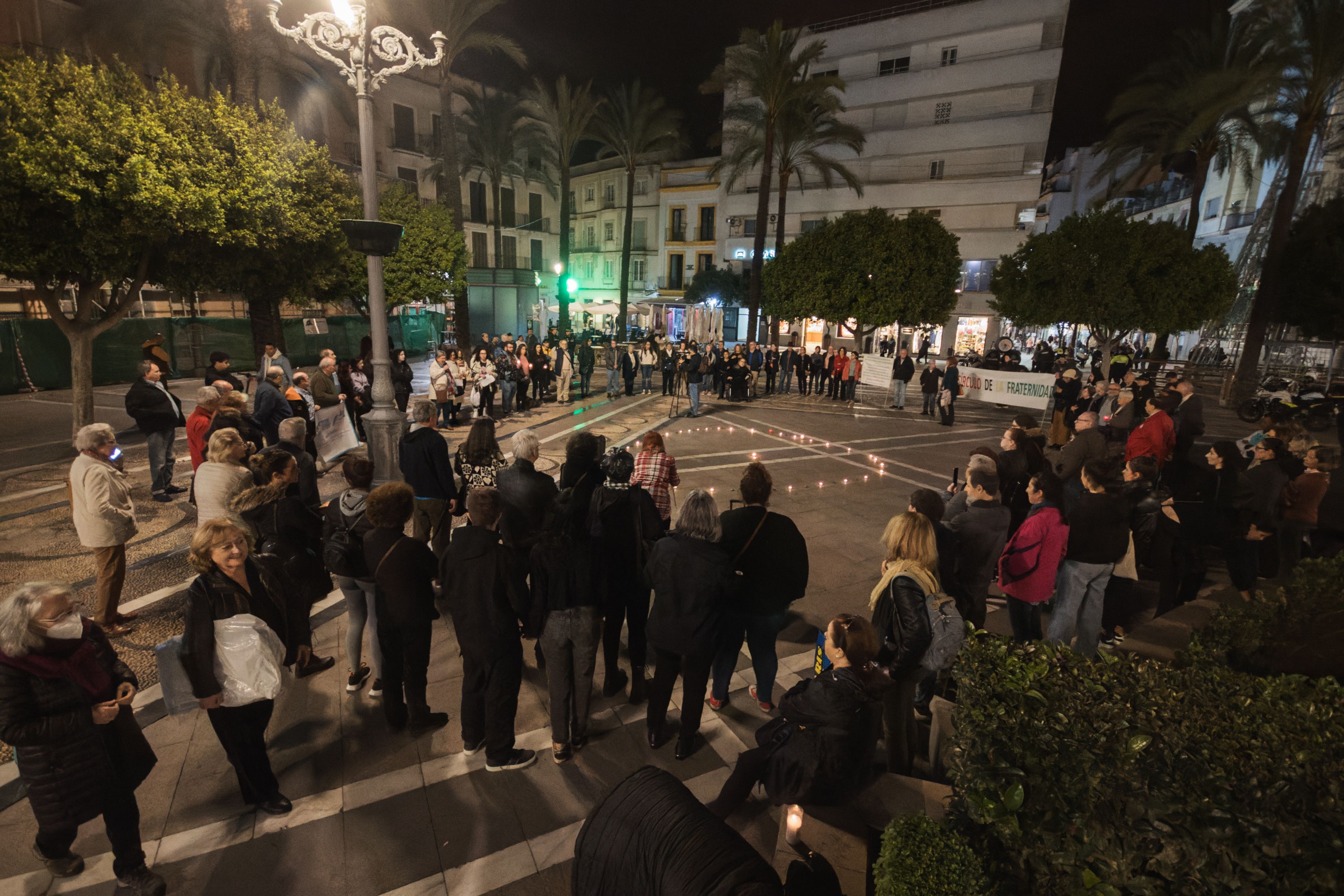 Un momento de la vigilia nocturna contra la violencia machista, este pasado jueves en Jerez.