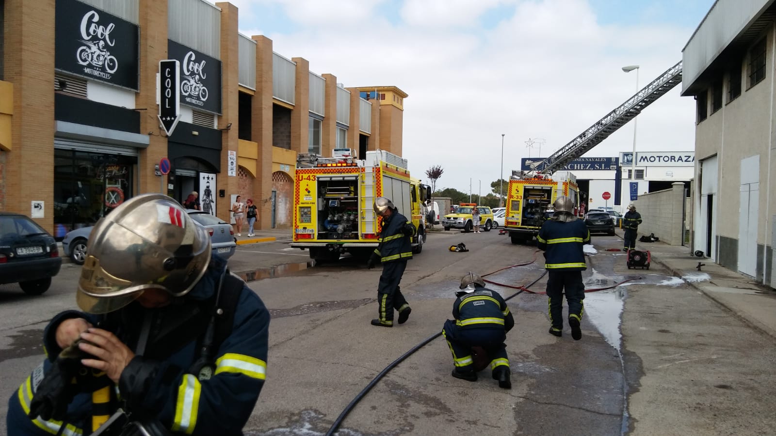 Bomberos, extinguen el incendio en la fábrica chiclanera.