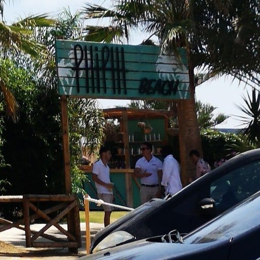 Cuatro chicos en un 'beach club' de Puerto Sherry: negado la entrada por ser gays"