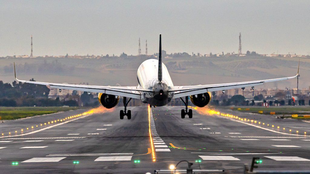 Un avión despegando desde el Aeropuerto de Sevilla. "Unos agentes españoles fuera de servicio frenan una agresión sexual a una azafata en pleno vuelo"