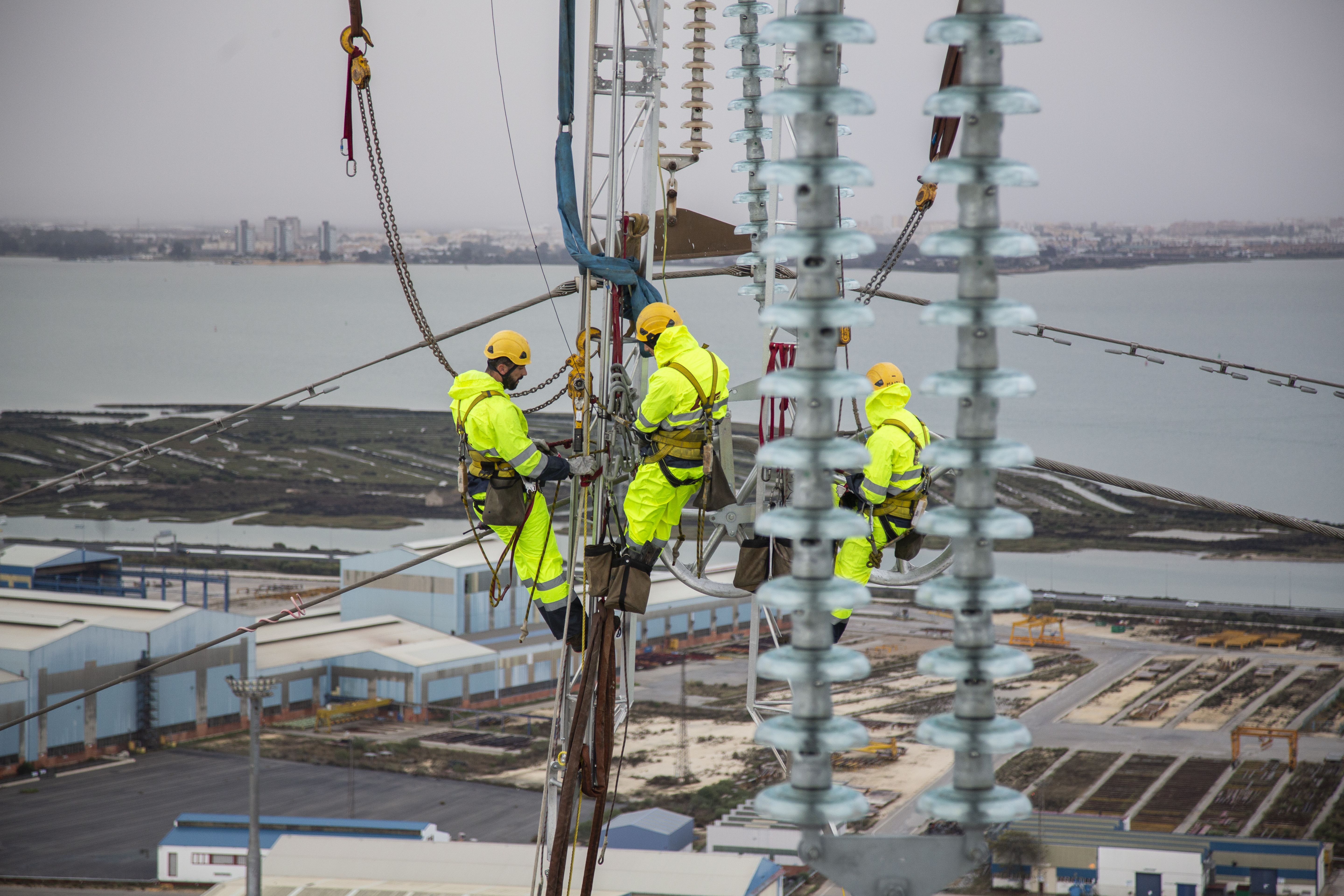 Endesa echa un cable para asegurar el suministro con sus torres: el perfil de Cádiz.