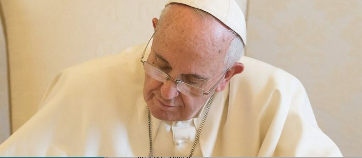 El Papa cesa a la cúpula de Cáritas Internacional por “deficiencias en la gestión”. Imagen del Papa Francisco en su despacho.