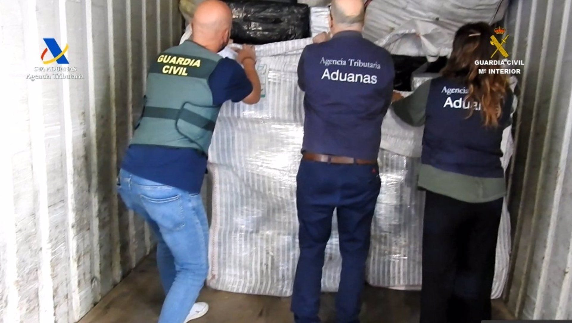 Efectivos de la Agencita Tributaria y Guardia Civil inspeccionando la carga del contenedor con hachís en el puerto de Cádiz. - AGENCIA TRIBUTARIA