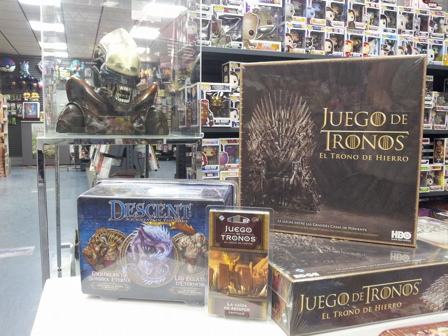 Artículos relacionados con 'Juego de Tronos' en el interior de Nostromo, en Sevilla.
