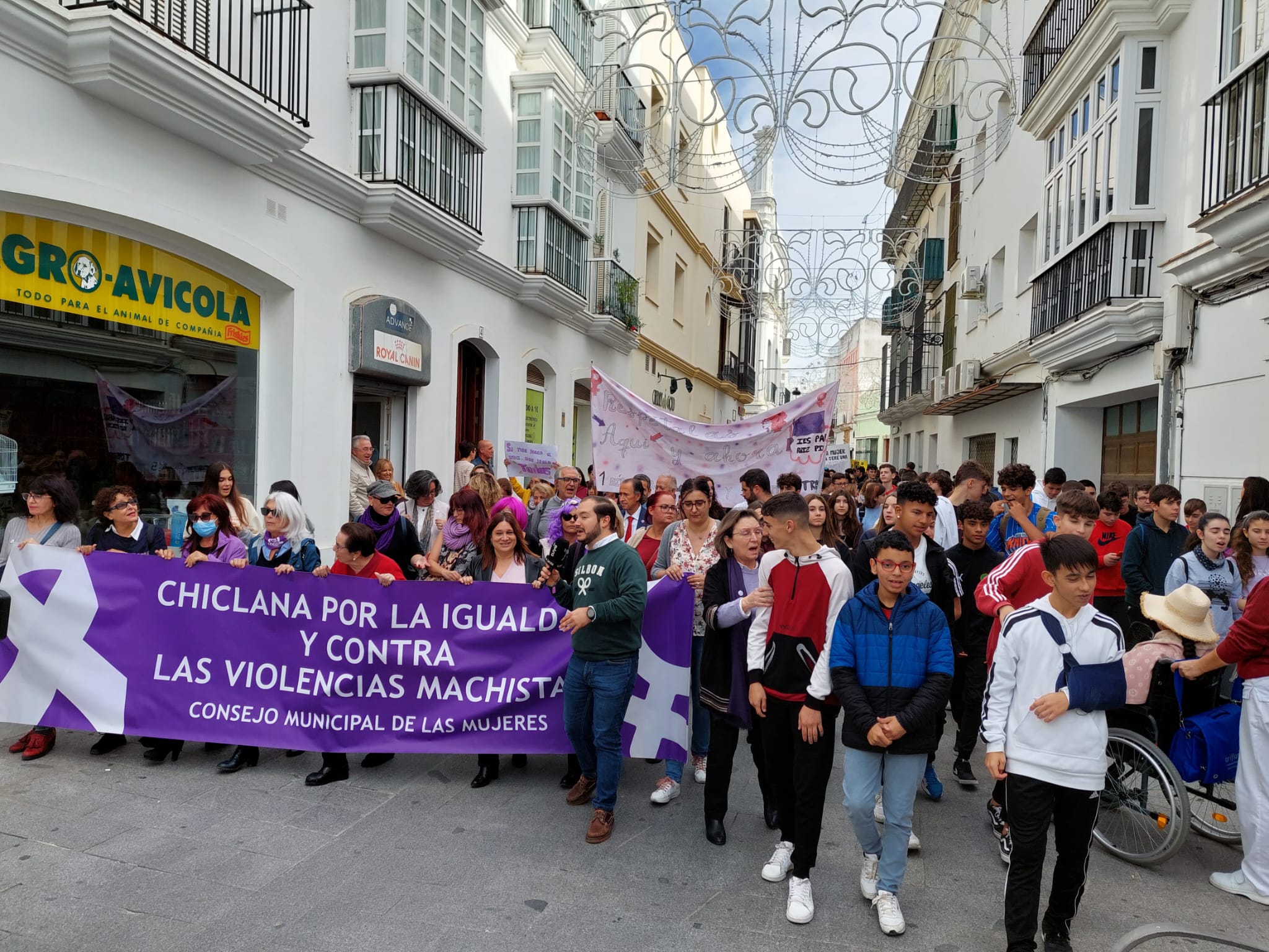 Manifestación con motivo del 25N en las calles del centro de Chiclana.