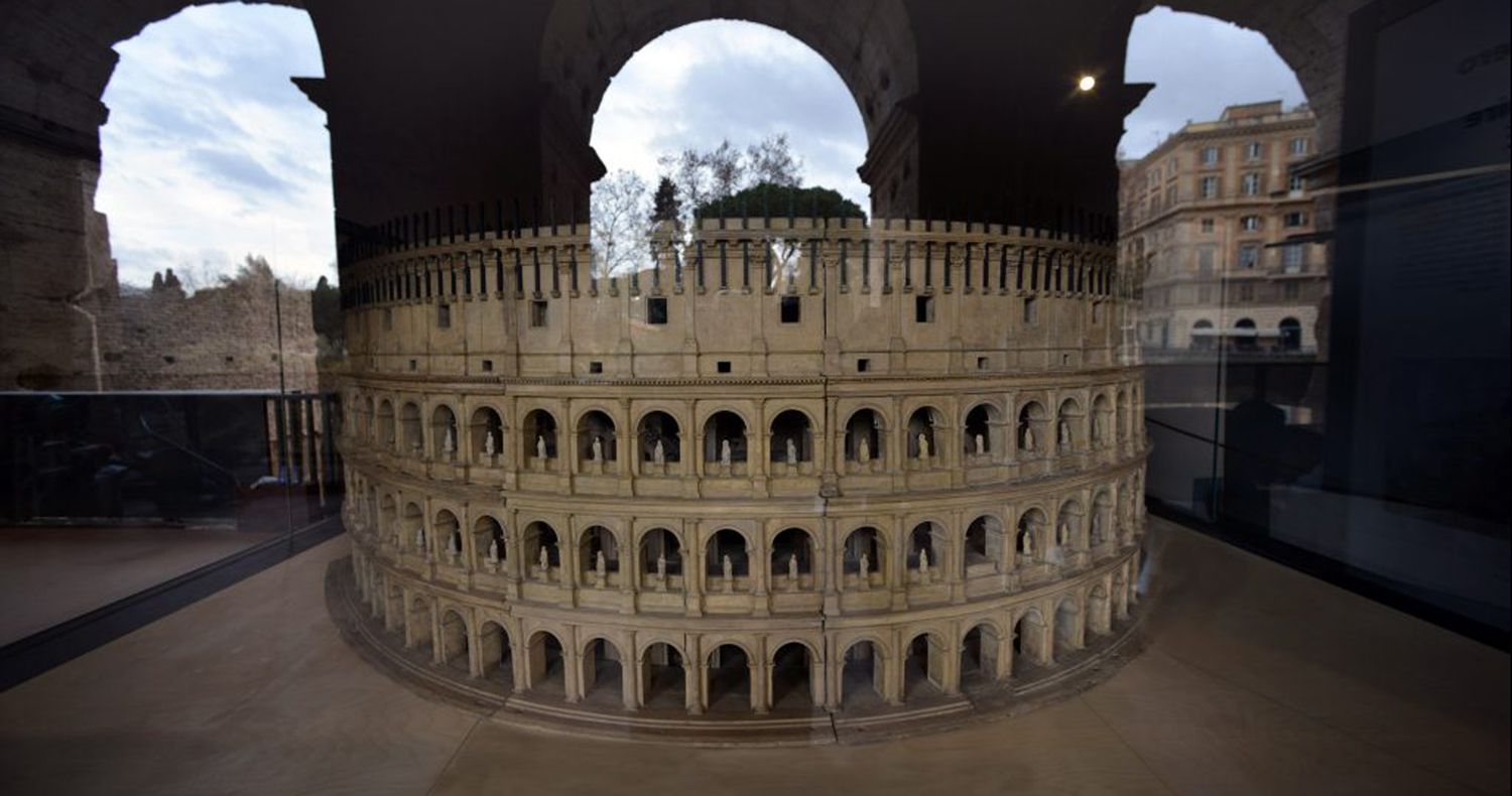 Imagen del interior del Coliseo donde se ve una maqueta de cómo era el edificio en origen.