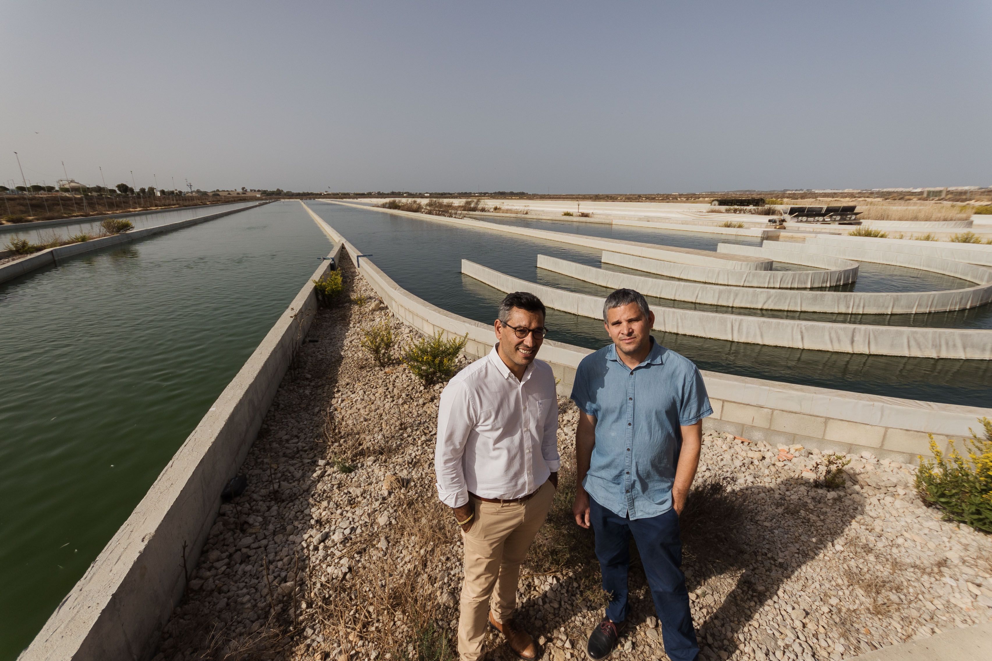 Arbib y Maikel delante de la planta más grande del mundo destinada al tratamiento de aguas residuales con microalgas en Chiclana.