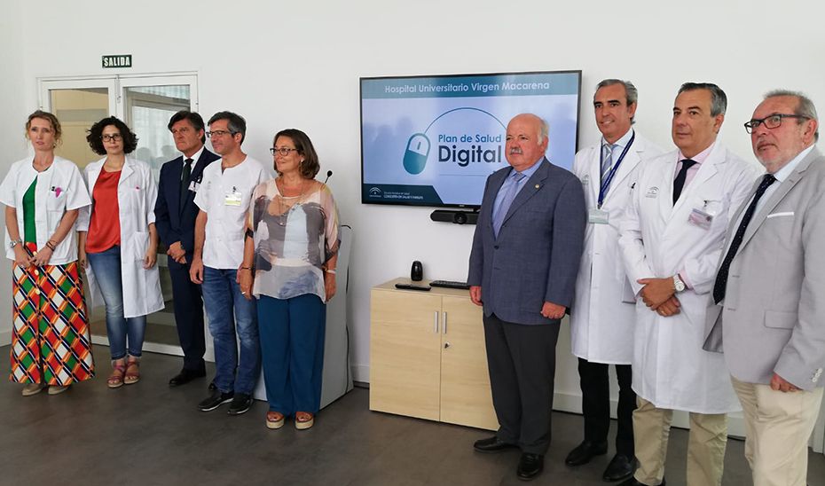 Jesús Aguirre, durante su recorrido por las nuevas instalaciones del área digital de Dermatología del Hospital Macarena. FOTO: JUNTA DE ANDALUCÍA