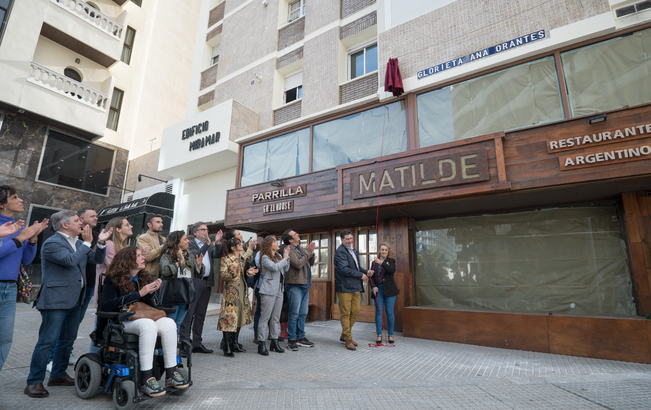 Momento en el que se descubre la placa de la glorieta Ana Horantes.   FOTO: MANUEL FERNÁNDEZ