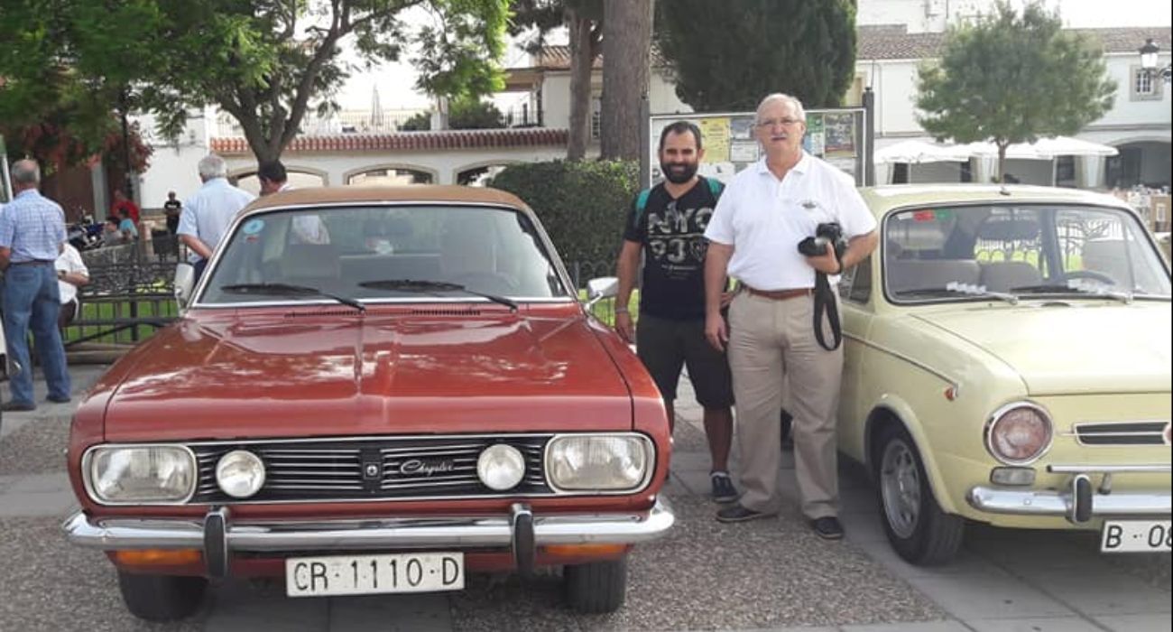 Jeromín, a la derecha, en la plaza Artesanía de Guadalcacín durante un evento de coches antiguos.