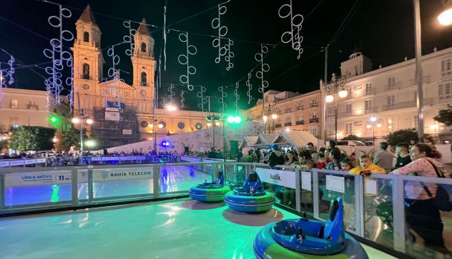 La pista de hielo de Cádiz, situada en la plaza San Antonio.