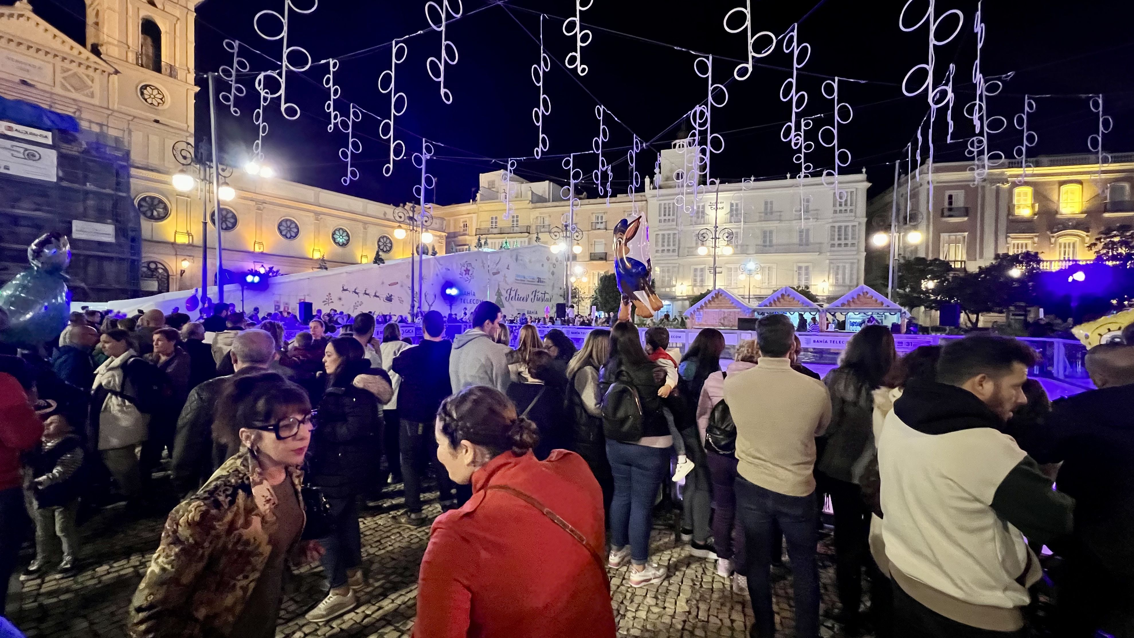 Un momento de la inauguración de la pista de hielo en Cádiz.