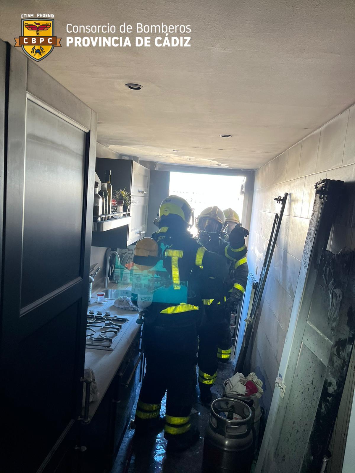 Bomberos apagando el incendio de una vivienda, en una imagen de archivo.
