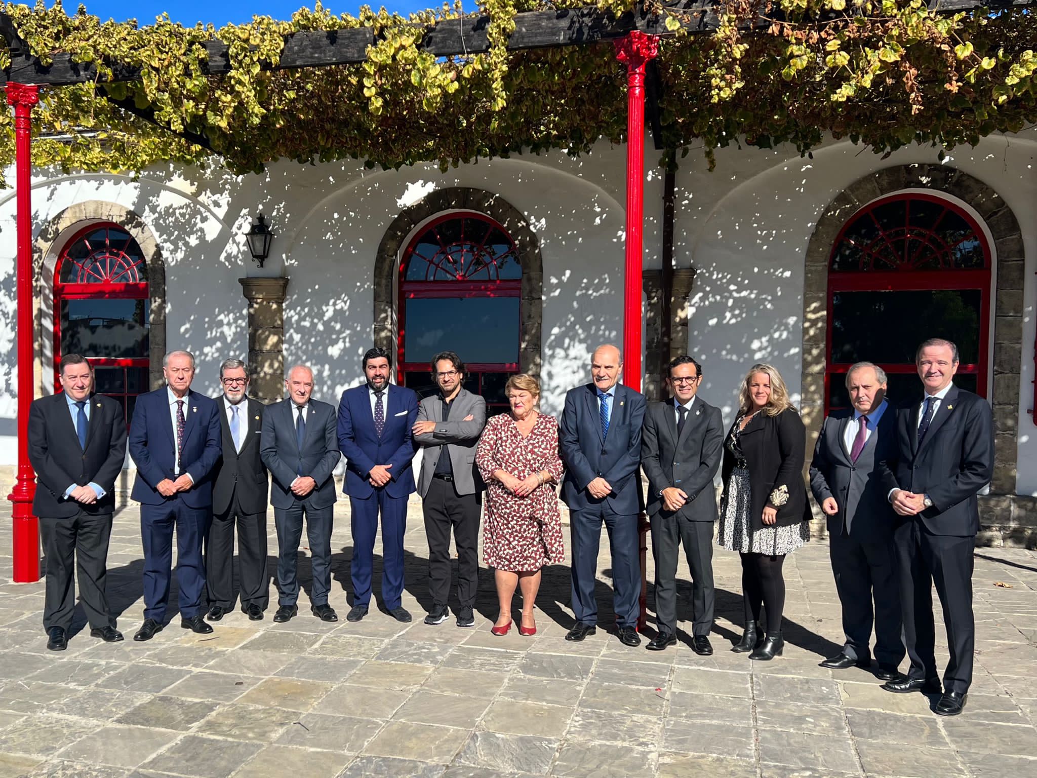 El prometido Plan de Arte Sacro Andaluz ya tiene cinco ideas desde los consejos cofrades reunidos en Jerez. Los presidentes en González Byass.