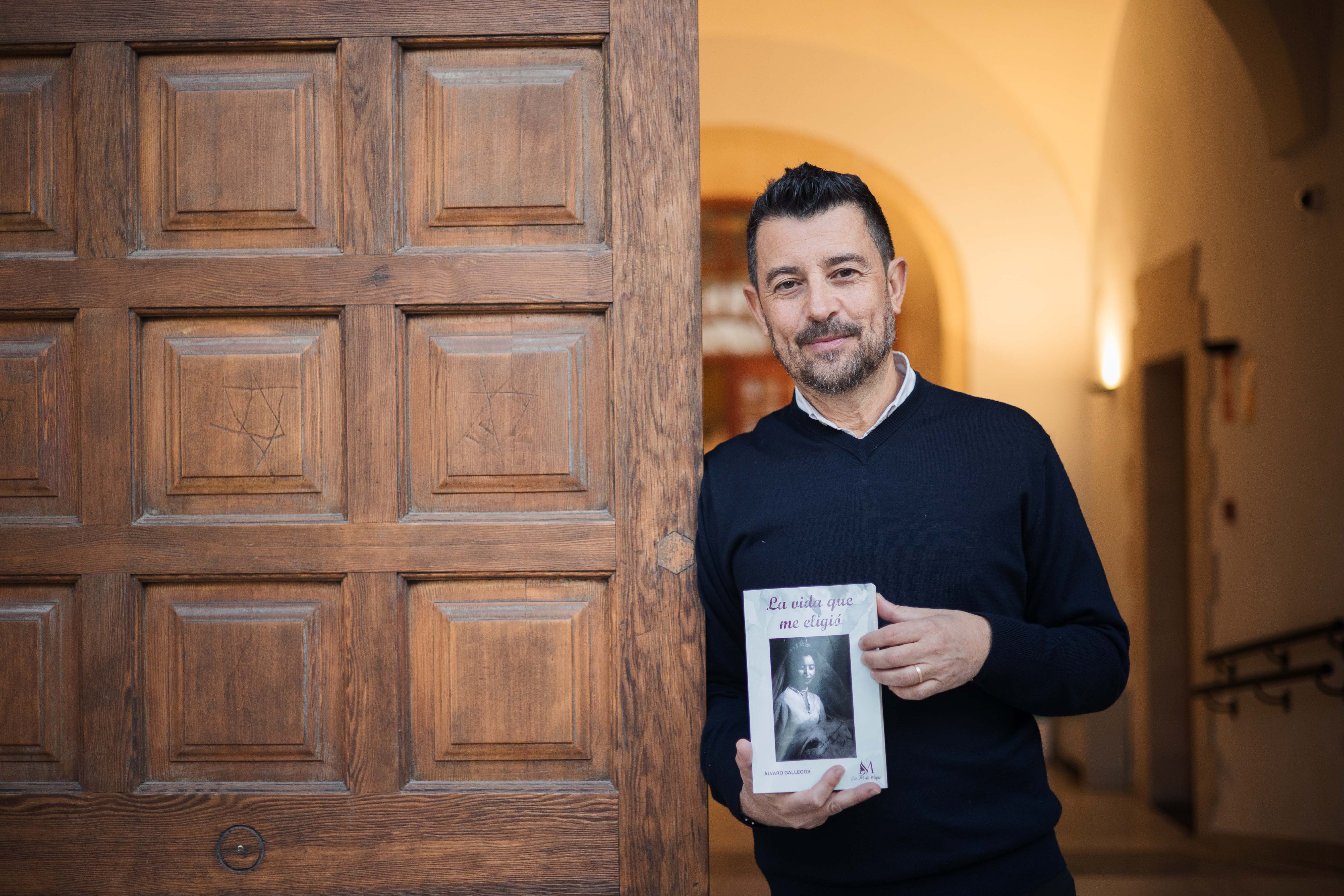 El psicólogo y escritor jerezano Álvaro Gallegos, el pasado sábado, a las puertas de Villapanés, donde presentó su primera novela.