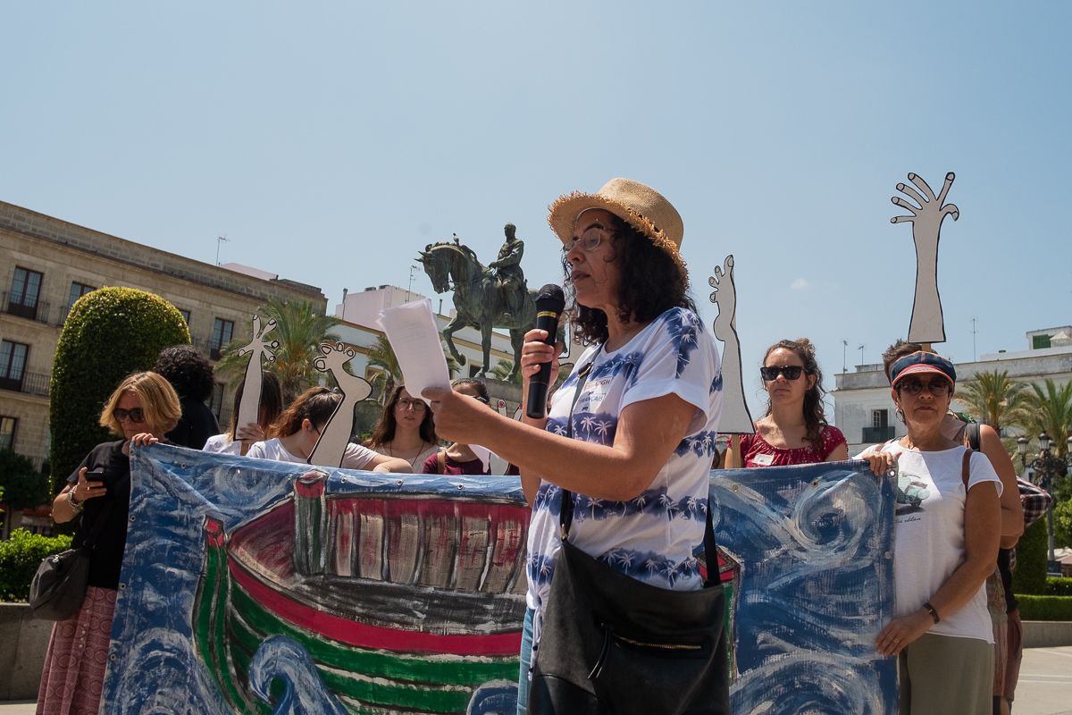 Milouda El Hankari, activista rifeña, leyendo el manifiesto ante la estatua de Primo de Rivera. FOTO: MANU GARCÍA.