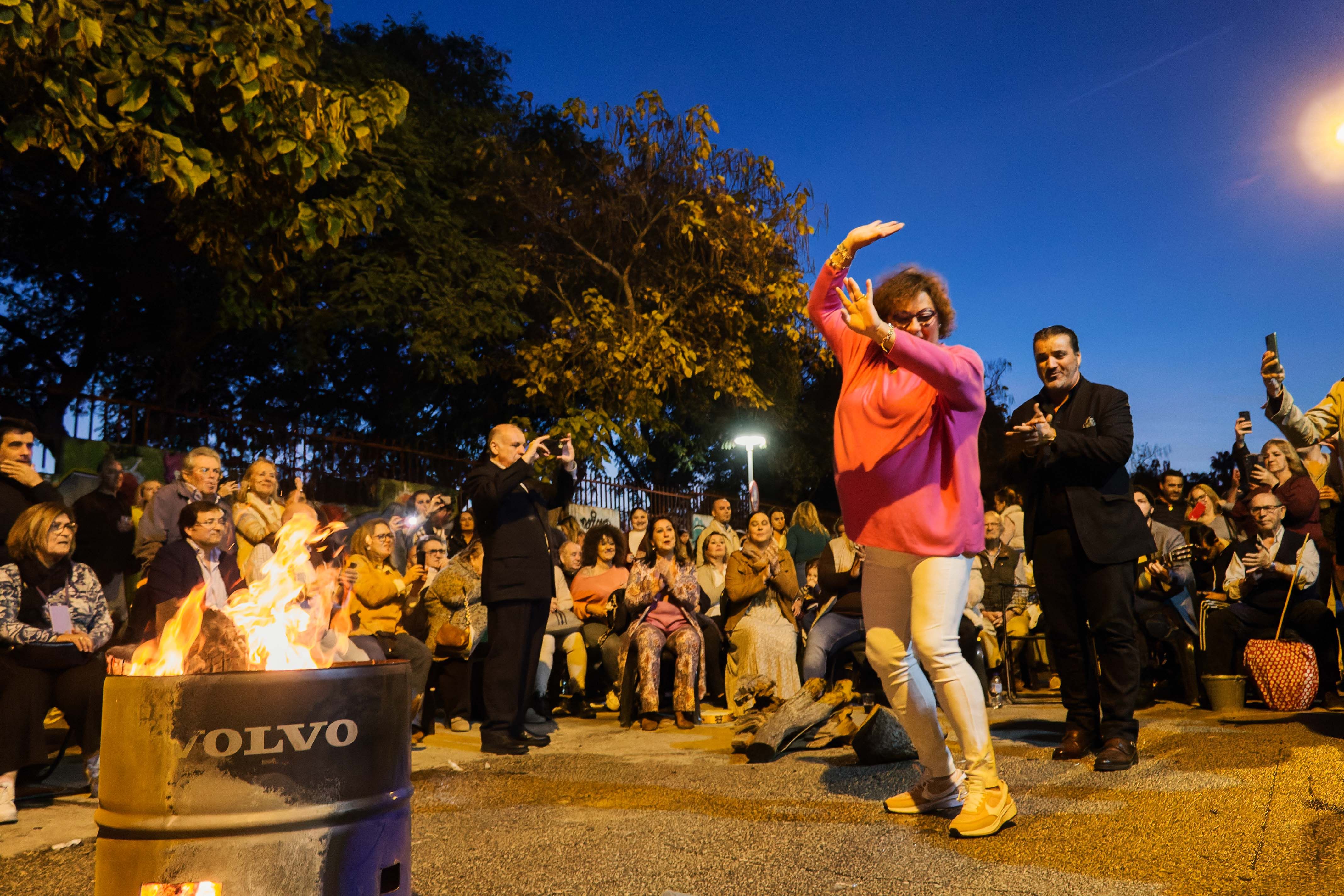 Una mujer se pega una 'pataíta' en una Zambomba celebrada en Jerez.