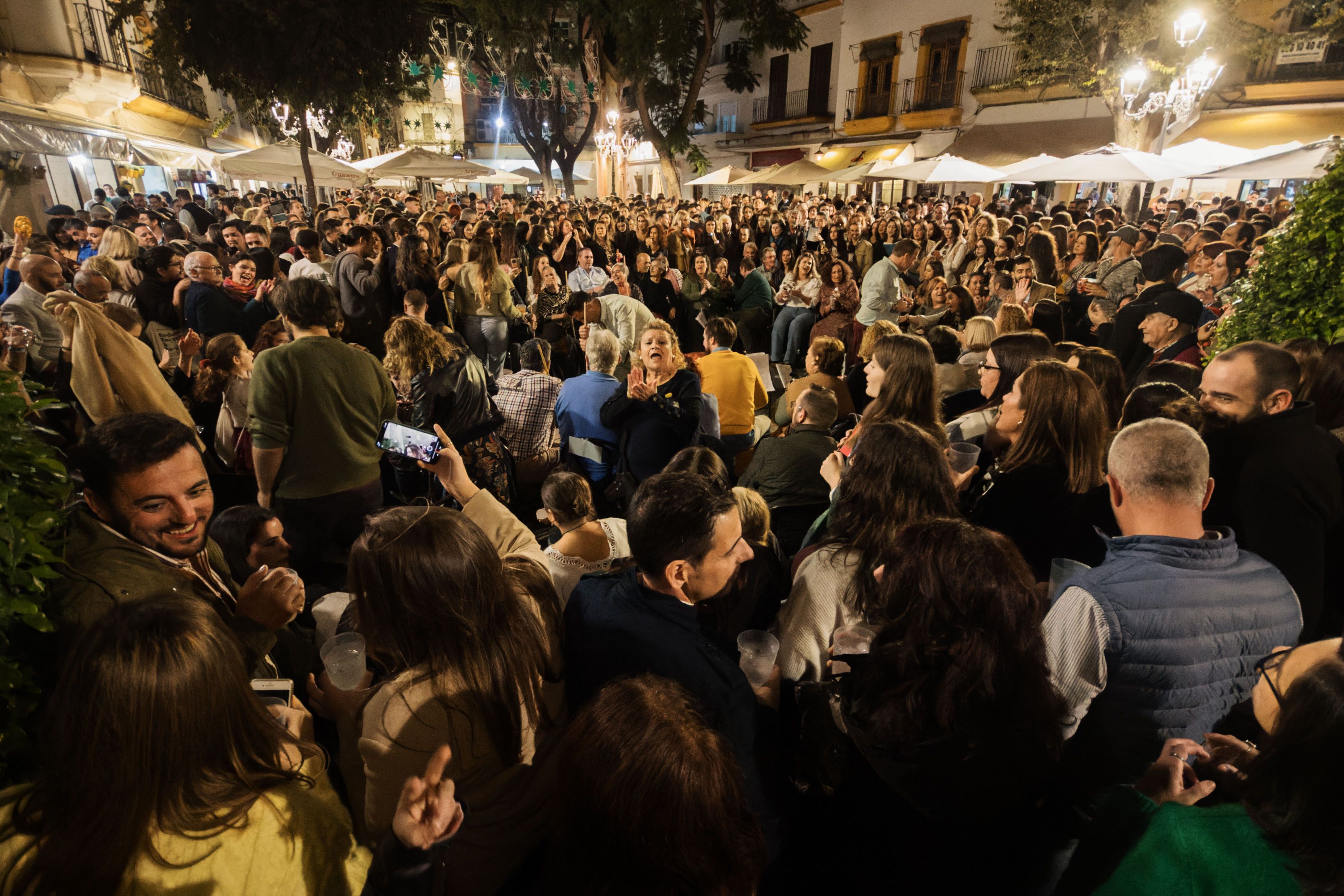 La plaza Plateros, abarrotada el primer fin de semana de Zambombas 'extraoficiales' en Jerez.